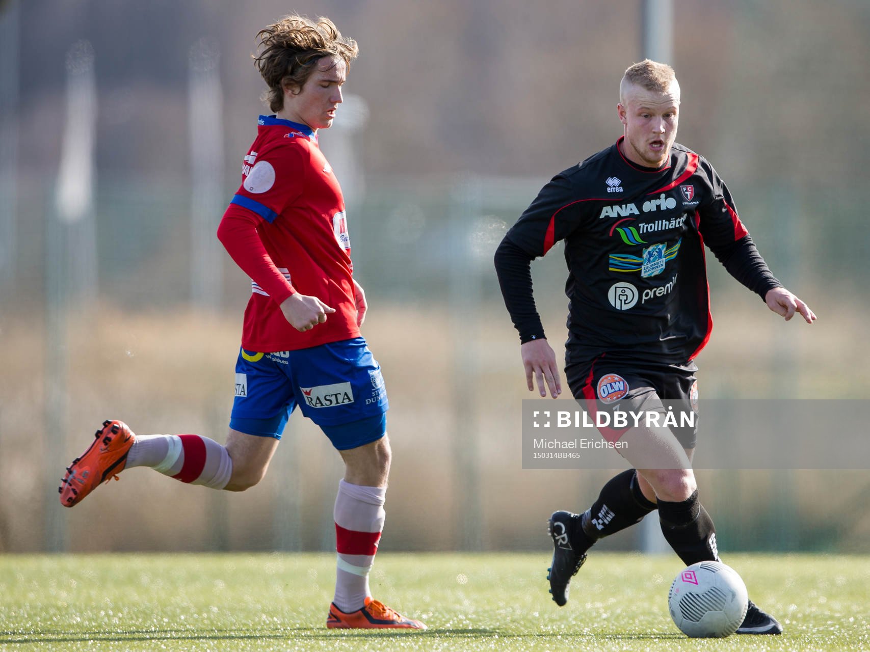 Trollhättans Jonathan Gustafsson före Örgrytes Jakob Lindström under fotbollsmatchen mellan Örgryte och FC Trollhättan den 14 mars 2015 i Mölndal.