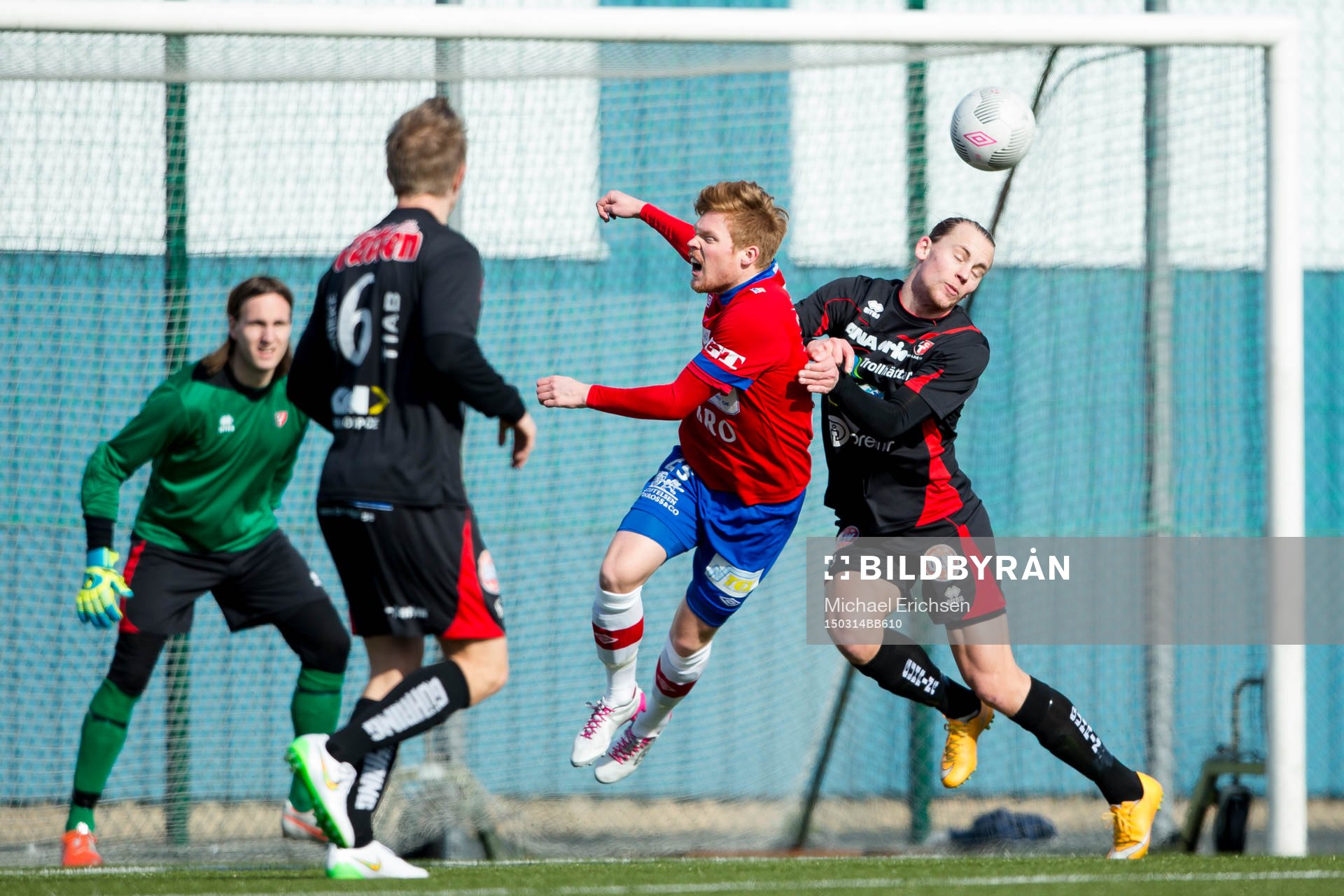 Trollhättans Krister Andersson i kamp med Örgrytes Anton Sandberg-Magnusson under fotbollsmatchen mellan Örgryte och FC Trollhättan den 14 mars 2015 i Mölndal.
