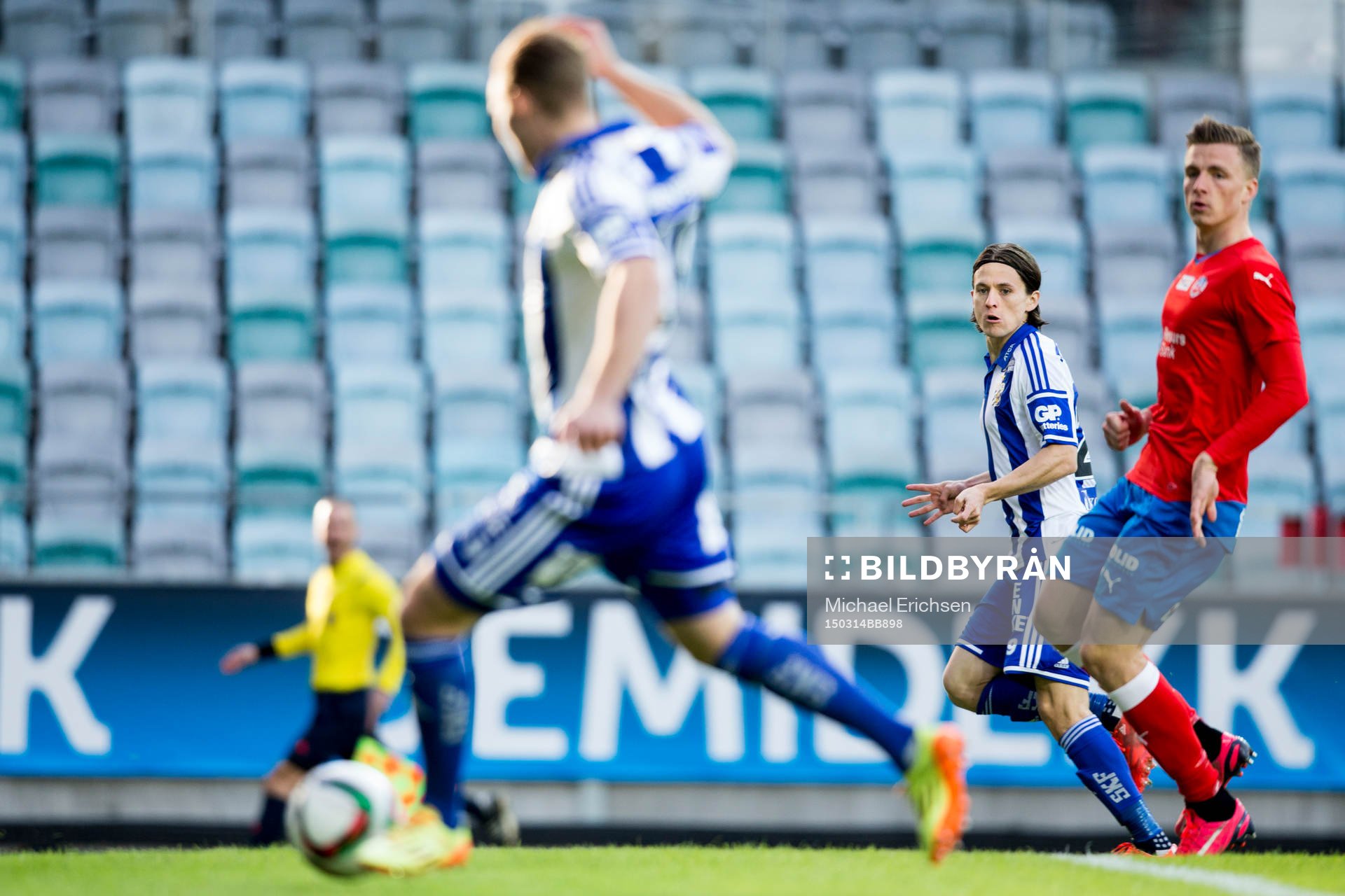 IFK Göteborgs Lasse Vibe spelar fram Gustav Engvall som
