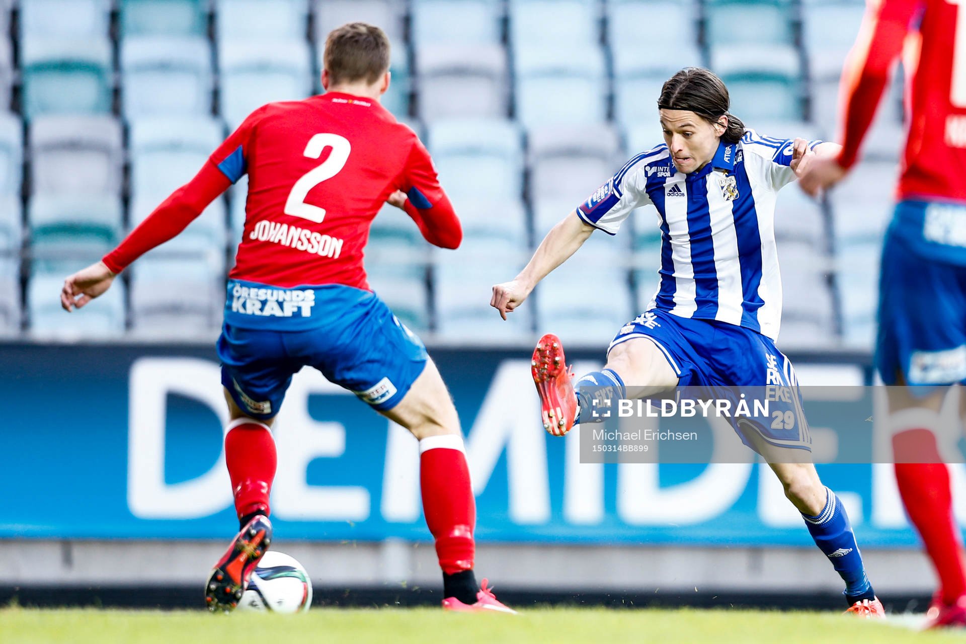 IFK Göteborgs Lasse Vibe skjuter ett skott bredvid