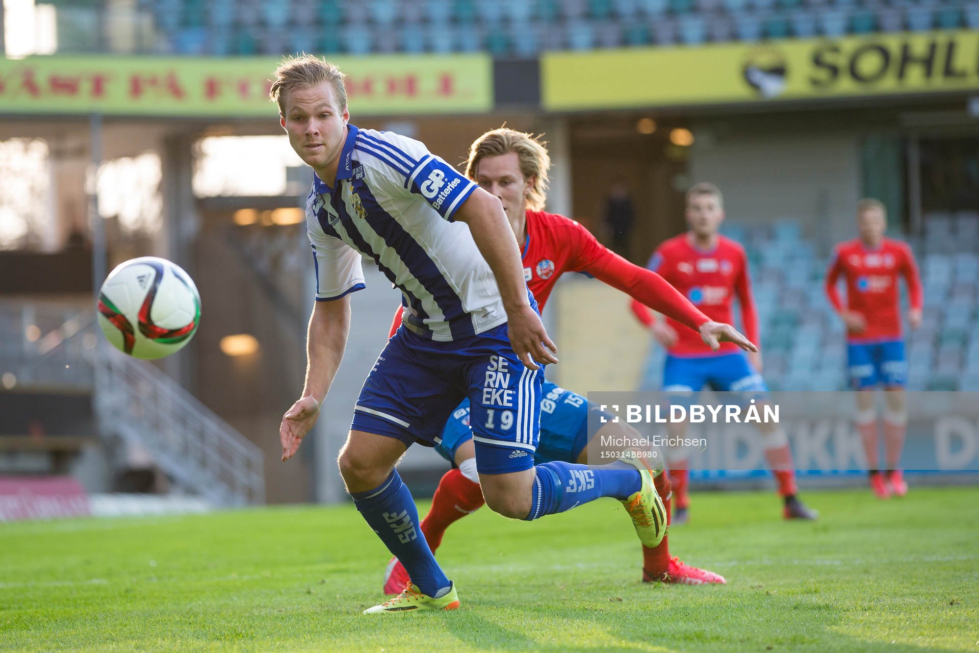 IFK Göteborgs Gustav Engvall före Helsingborgs Emil Krafth