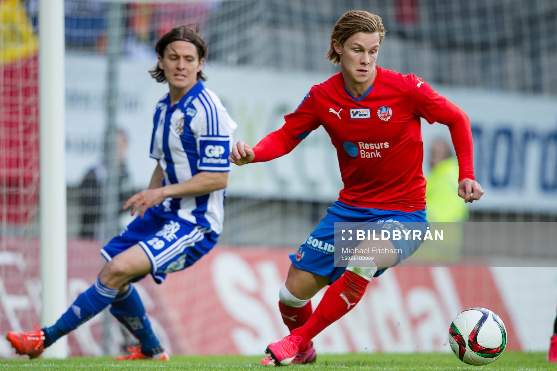 Helsingborgs Emil Krafth med bollen före IFK Göteborgs