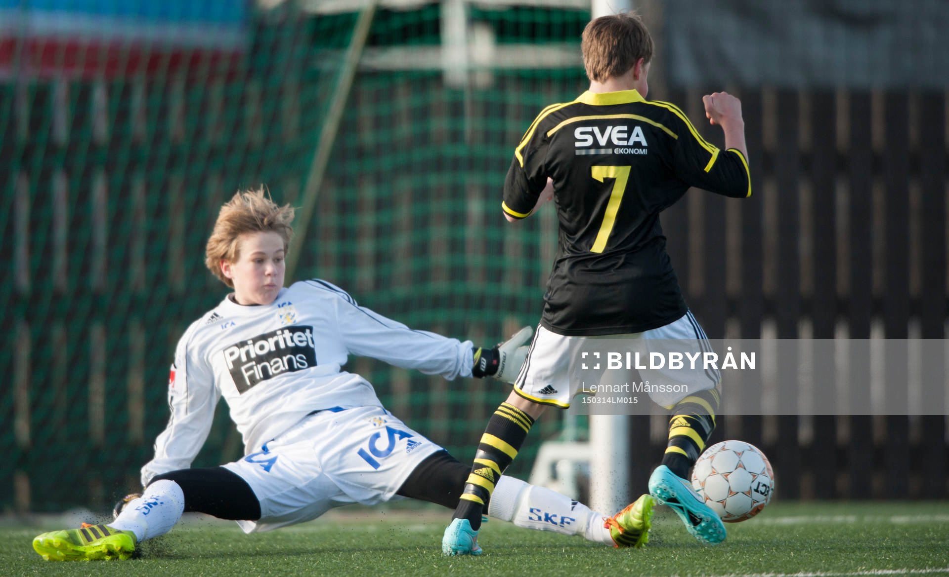 AIK:s Rasmus Mattsson fri med Göteborgs målvakt Nicolas Altmacker i matchen i Tipselit Cup mellan IFK Göteborg och AIK i Jönköping 14 mars 2015.