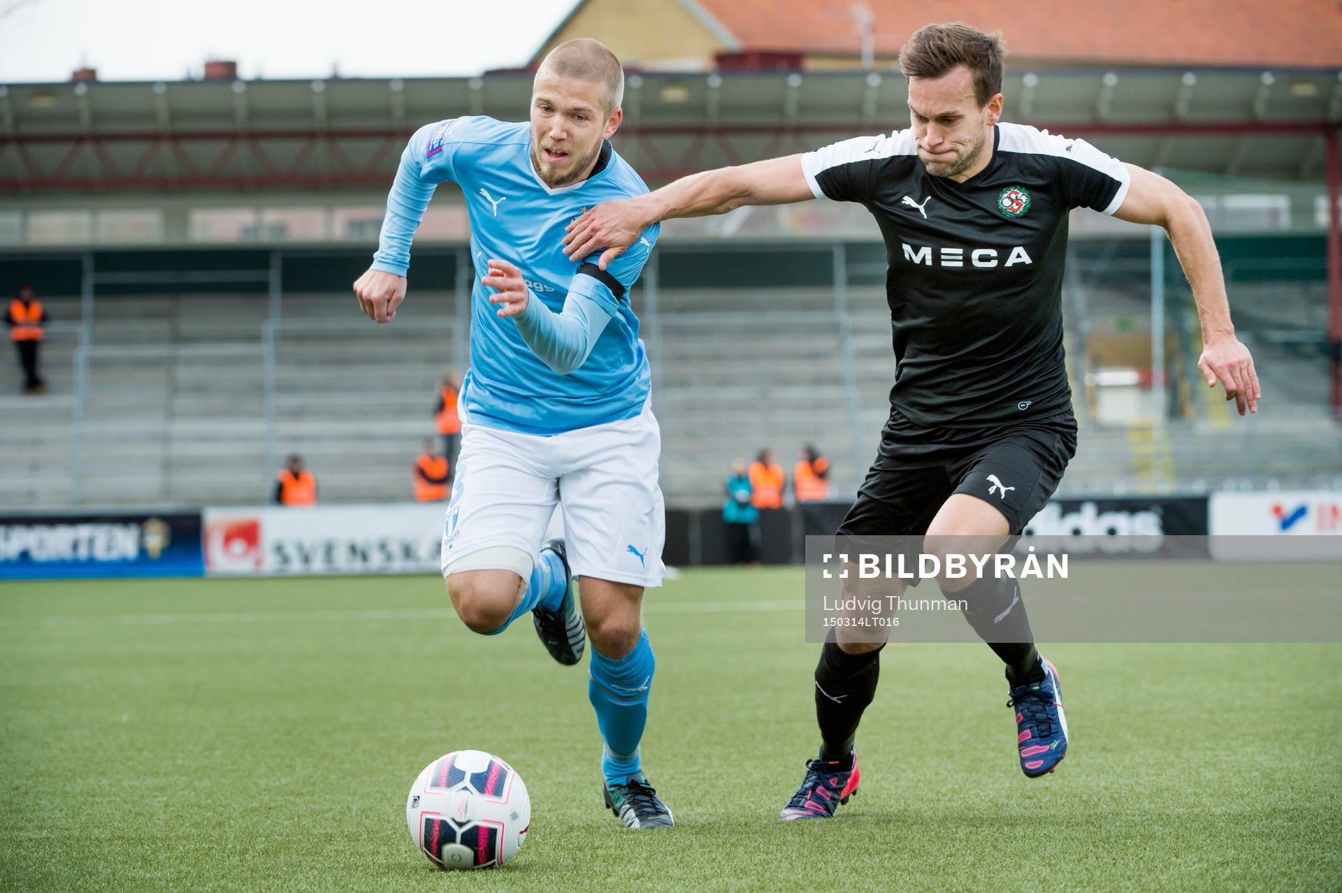 Malmö FFs Anton Tinnerholm jagas av Örebros Hjörtur Logi