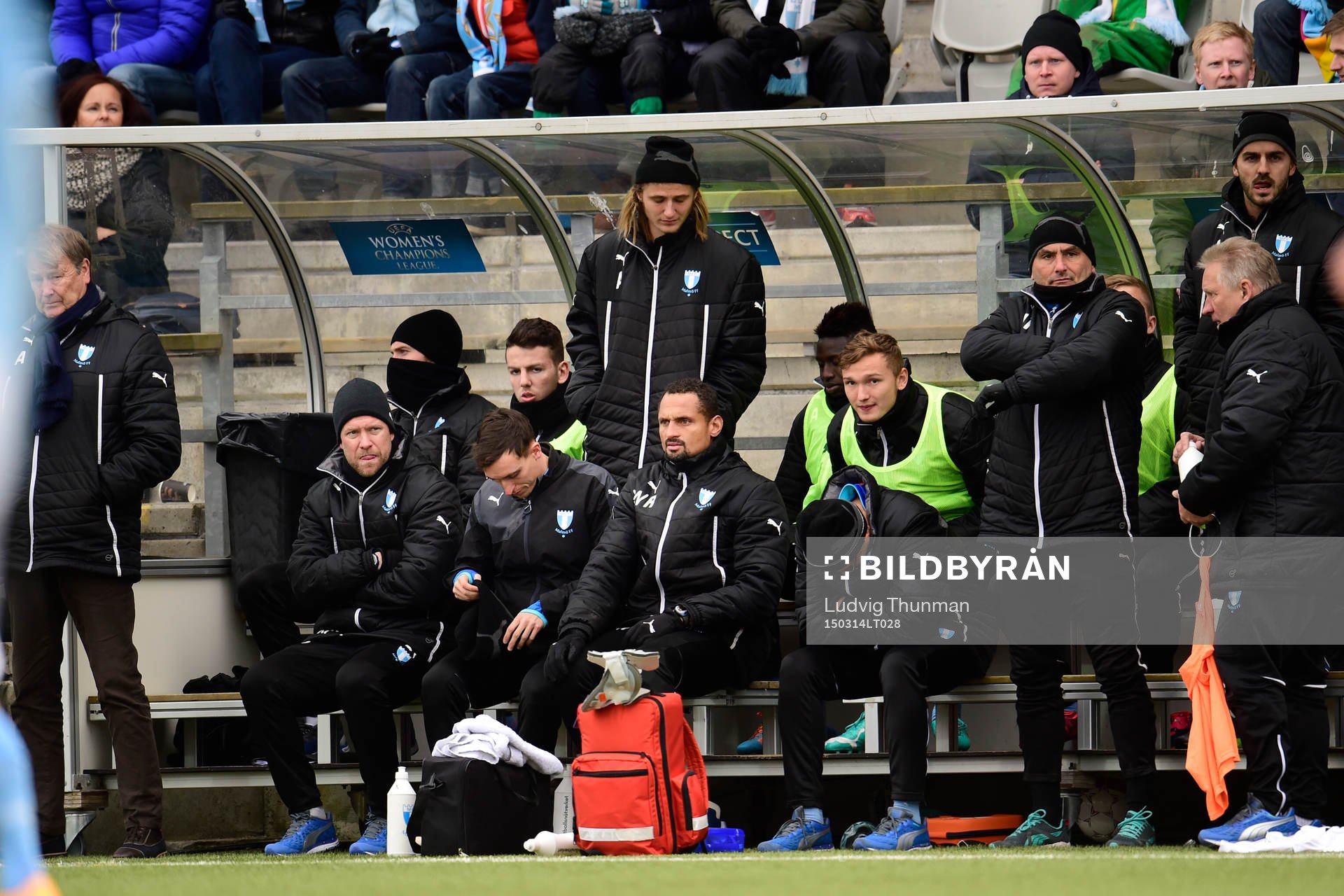 Malmö FFs ledare och spelare deppar på bänken