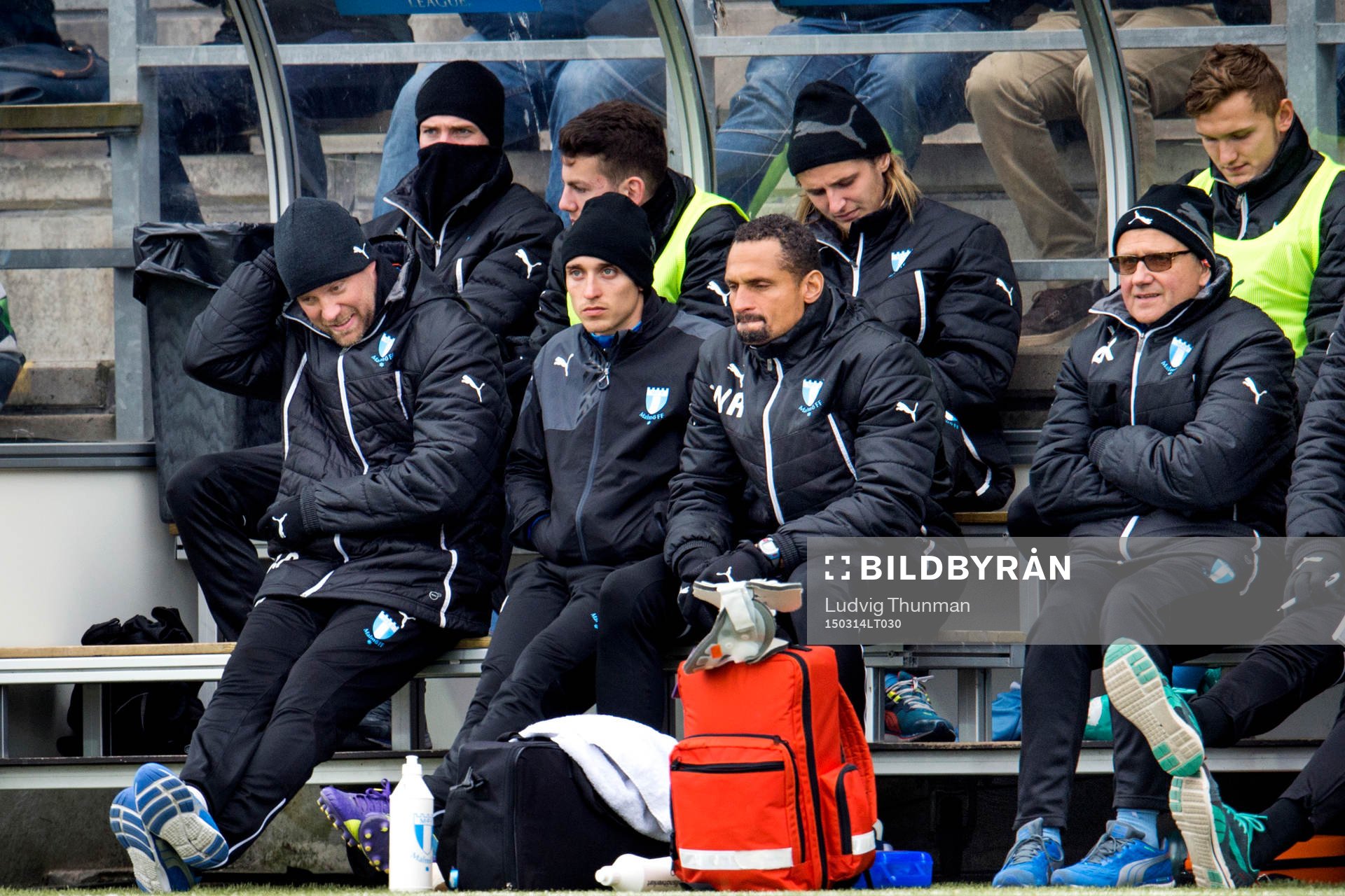 Malmö FFs assisterande tränare Olof Persson och bänken
