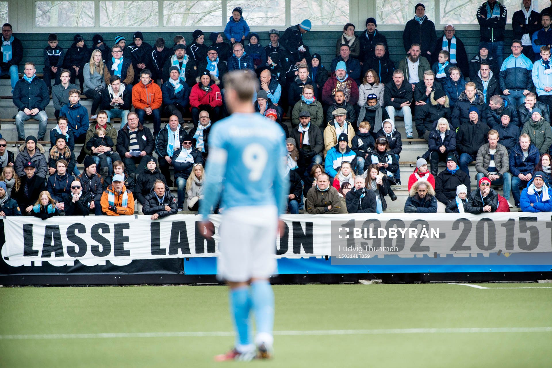 Klacken har satt upp en banderoll till minne av