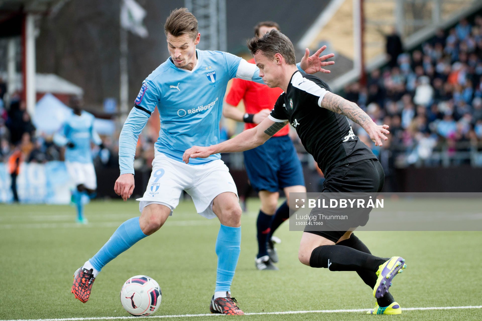 Malmö FFs Markus Rosenberg i kamp med Örebros Erik Moberg under fotbollsmatchen i Svenska Cupen mellan Malmö FF och Örebro den 14 mars 2015 i Malmö.