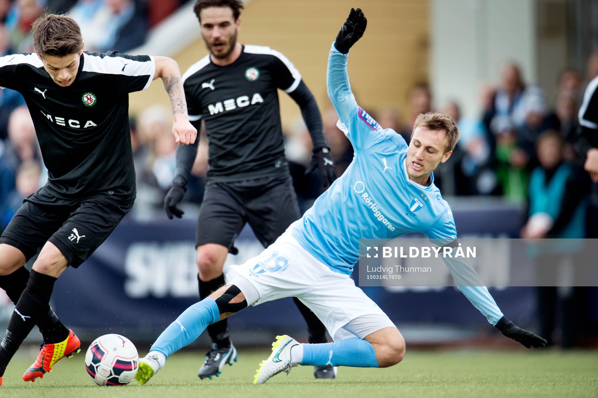 Malmö FFs Magnus Wolff Eikrem faller i kamp med Örebros Eidur Aron Sigurbjörnsson under fotbollsmatchen i Svenska Cupen mellan Malmö FF och Örebro den 14 mars 2015 i Malmö.