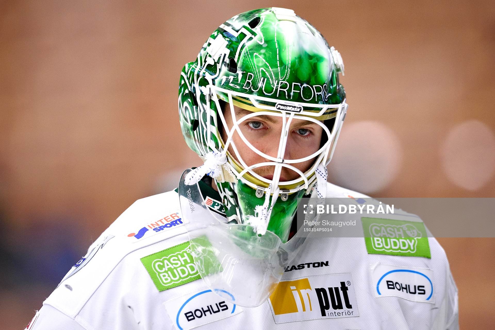 Frölundas målvakt Linus Fernström på uppvärmningen