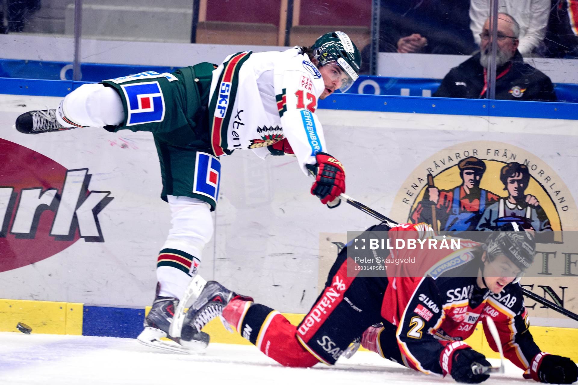 Frölundas Oscar Engsund tacklar Luleås Dean Kukan