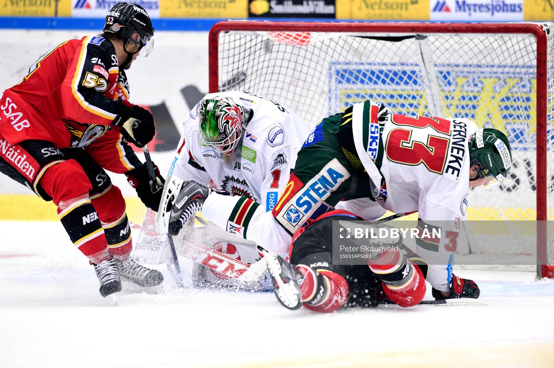 Luleås Johan Forsberg kastar sig för att slå in pucken i