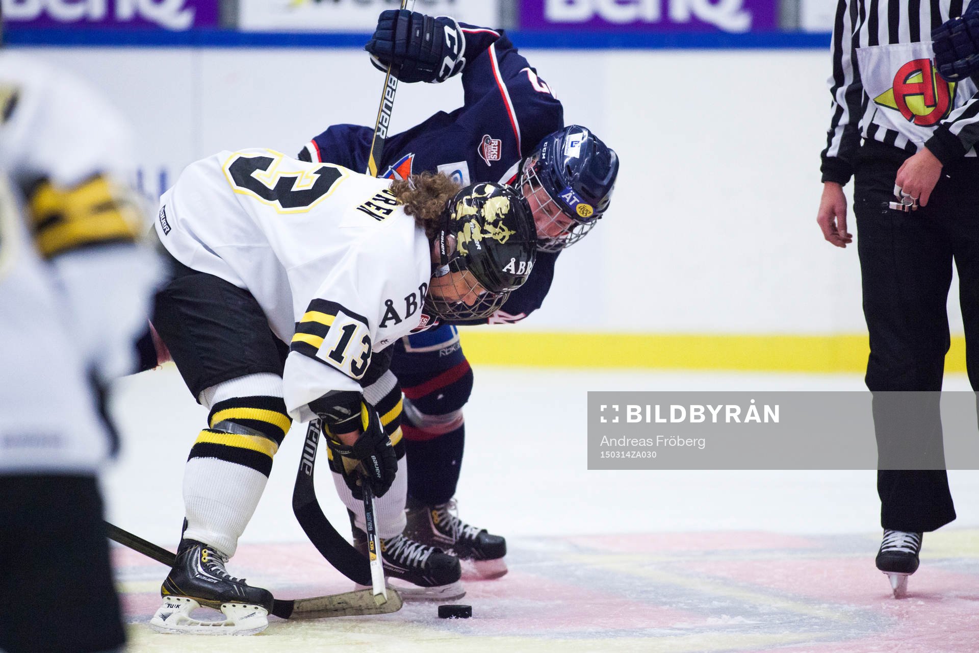s Melinda Olsson tekar mot AIK:s Lisa Hedengren