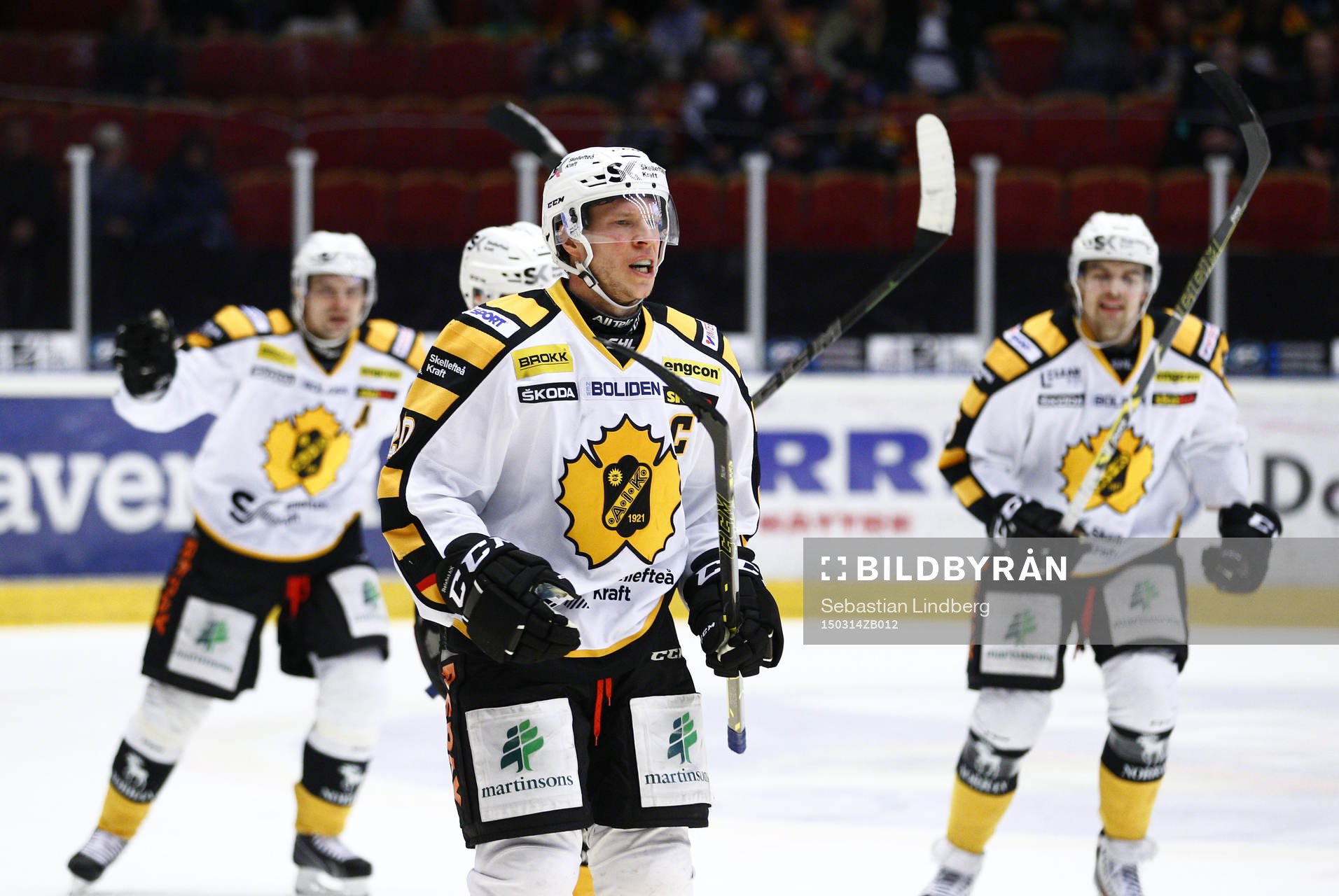 Skellefteå lagkapten Erik Forssell kvitterar till 2-2 och