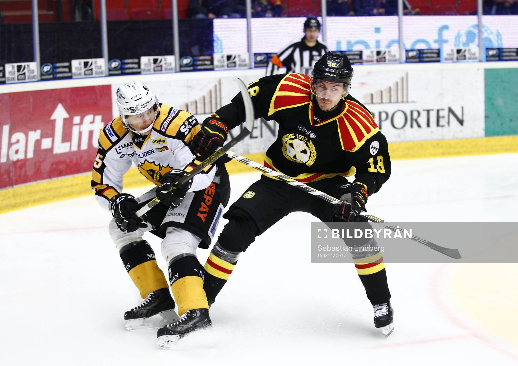 Skellefteå Martin Sevc och Brynäs Anton Rödin i kamp om