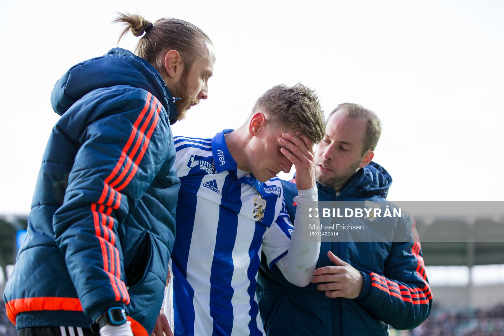 IFK Göteborgs Sören Rieks blir omhändertagen efter smäll i huvudet under fotbollsmatchen i Svenska Cupen mellan IFK Göteborg och Helsingborg den 14 mars 2015 i Göteborg.