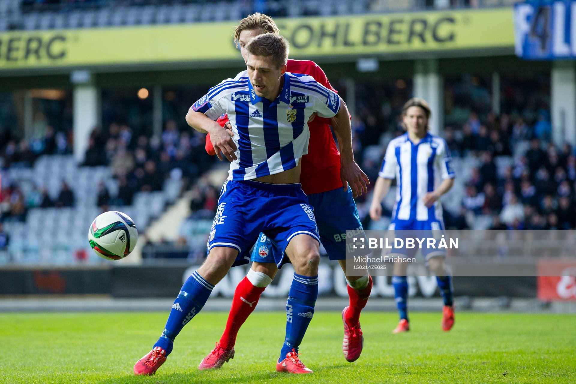 IFK Göteborgs Mikael Boman täcker bollen för Helsingborgs Emil Krafth under fotbollsmatchen i Svenska Cupen mellan IFK Göteborg och Helsingborg den 14 mars 2015 i Göteborg.