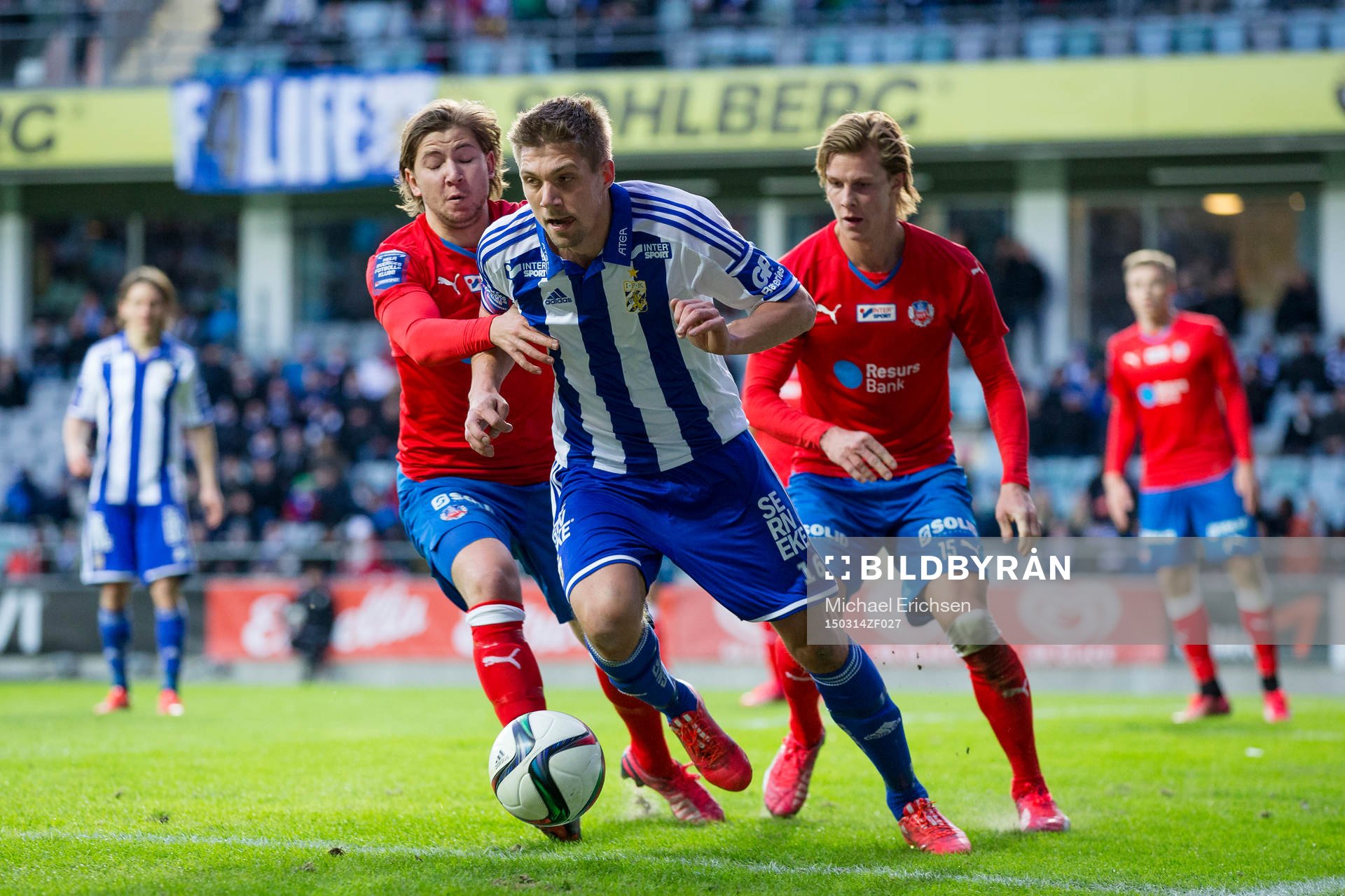 IFK Göteborgs Mikael Boman täcker bollen för