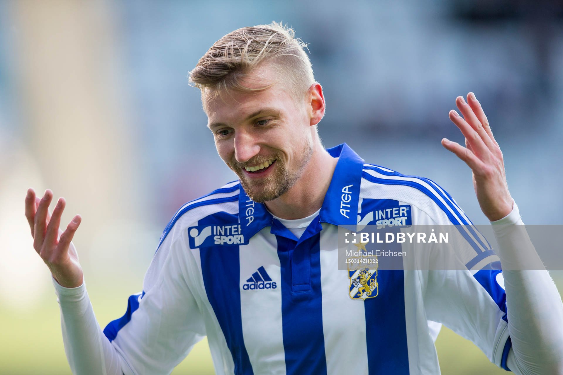 IFK Göteborgs Sebastian Eriksson hyllas av publiken vid