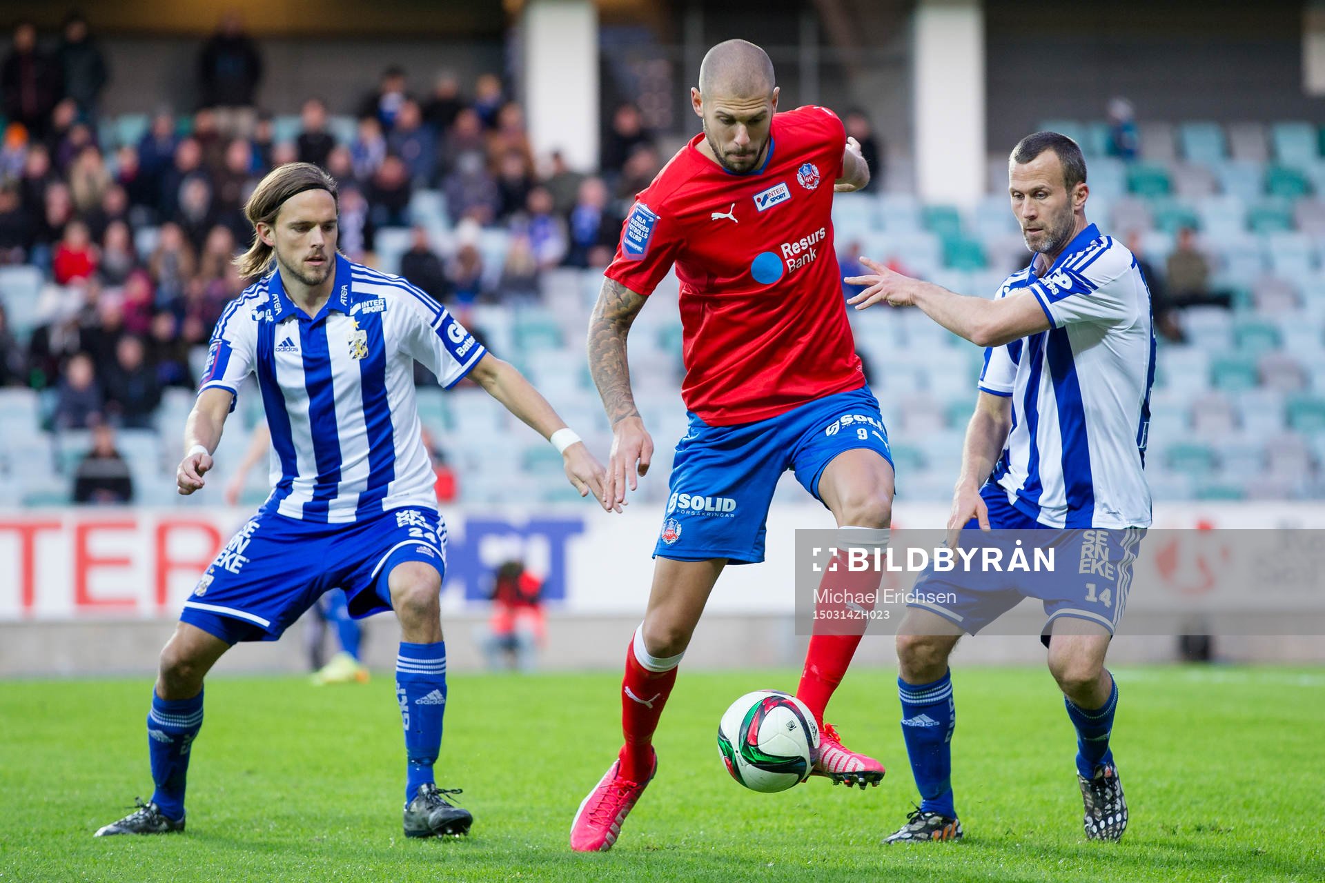 Helsingborgs Robin Simovic täcker bollen för IFK