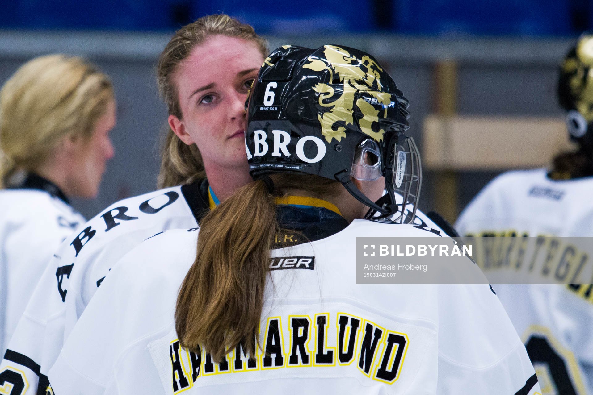 AIKs Sabina Küller tröstar Clara Hammarlund
