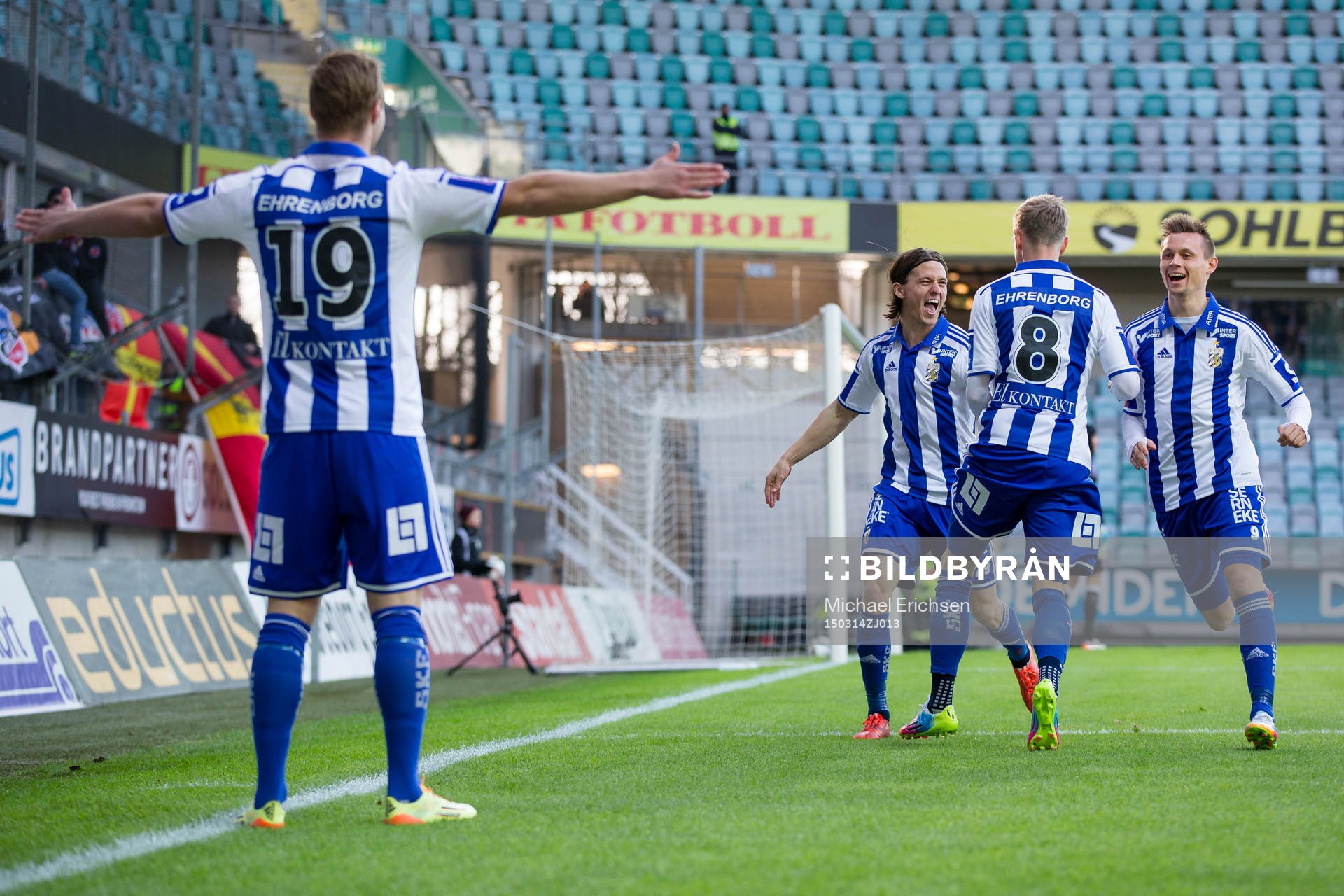 IFK Göteborgs Gustav Engvall jublar vid hörnflaggan efter att ha gjort 1-0, mot honom kommer Lasse Vibe, Jakob Ankersen och Sören Rieks jublandes under fotbollsmatchen i Svenska Cupen mellan IFK Göteborg och Helsingborg den 14 mars 2015 i Göteborg.