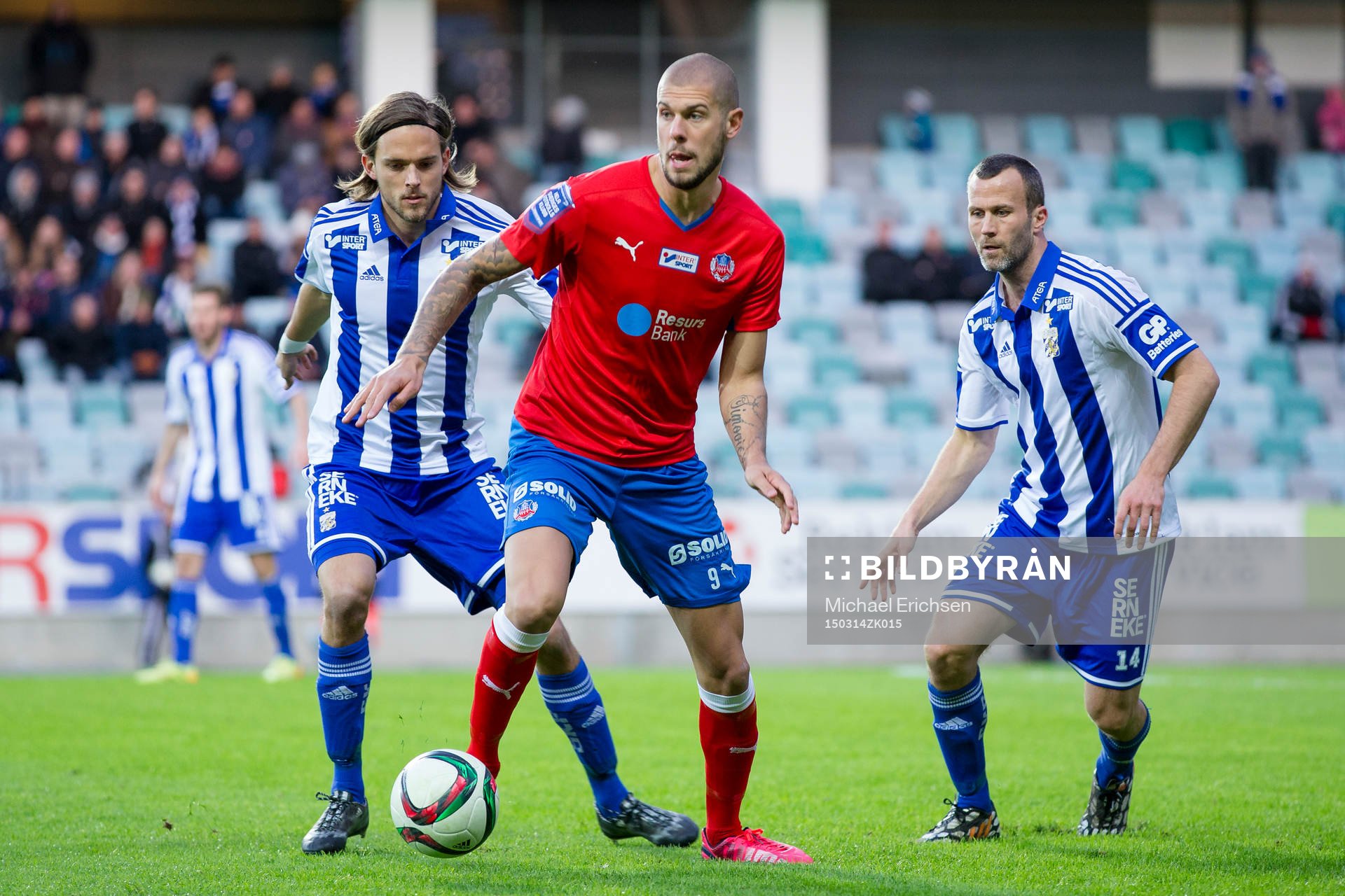 Helsingborgs Robin Simovic täcker bollen för IFK