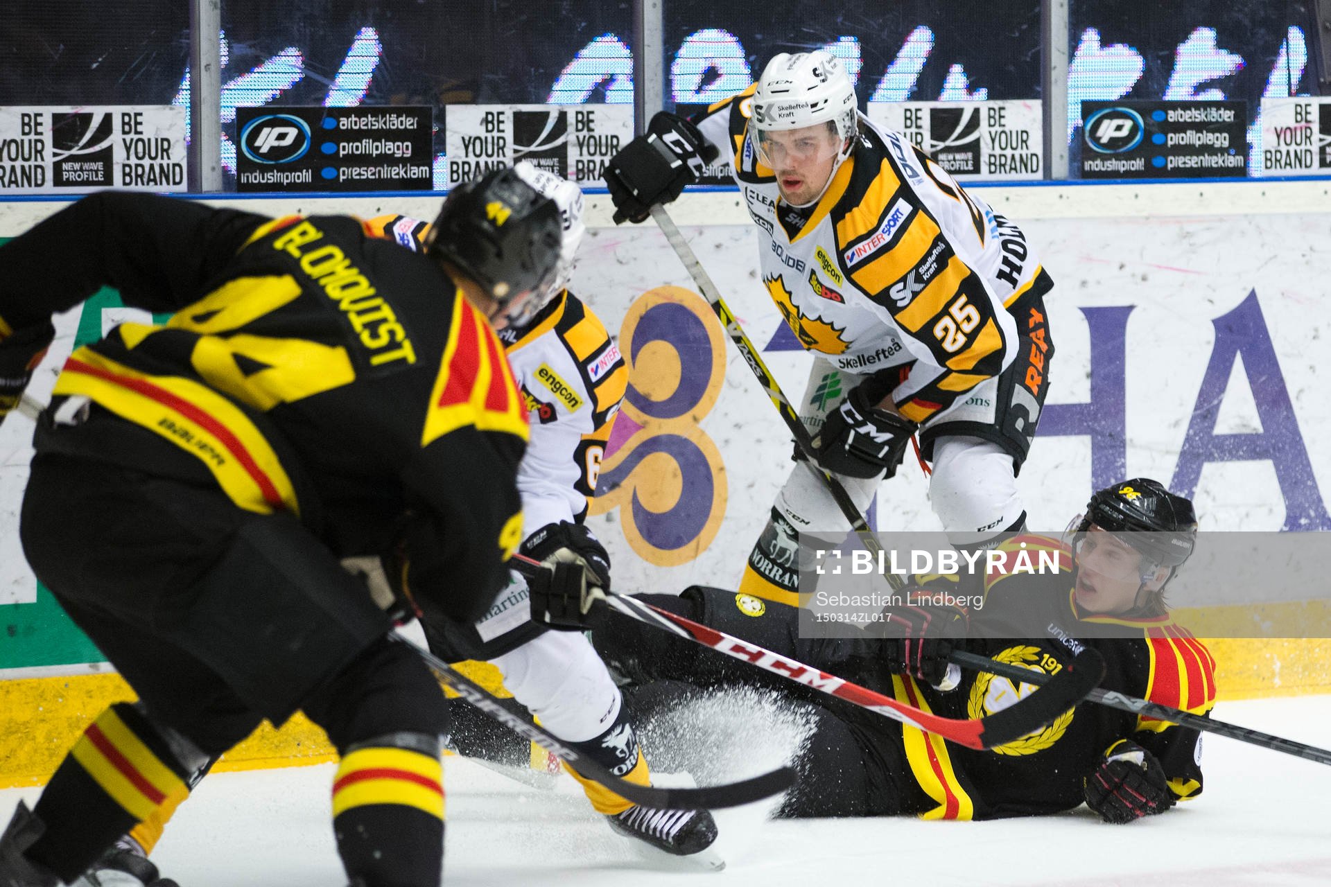 Brynäs Oskar Lindblom liggande på isen och Skellefteå