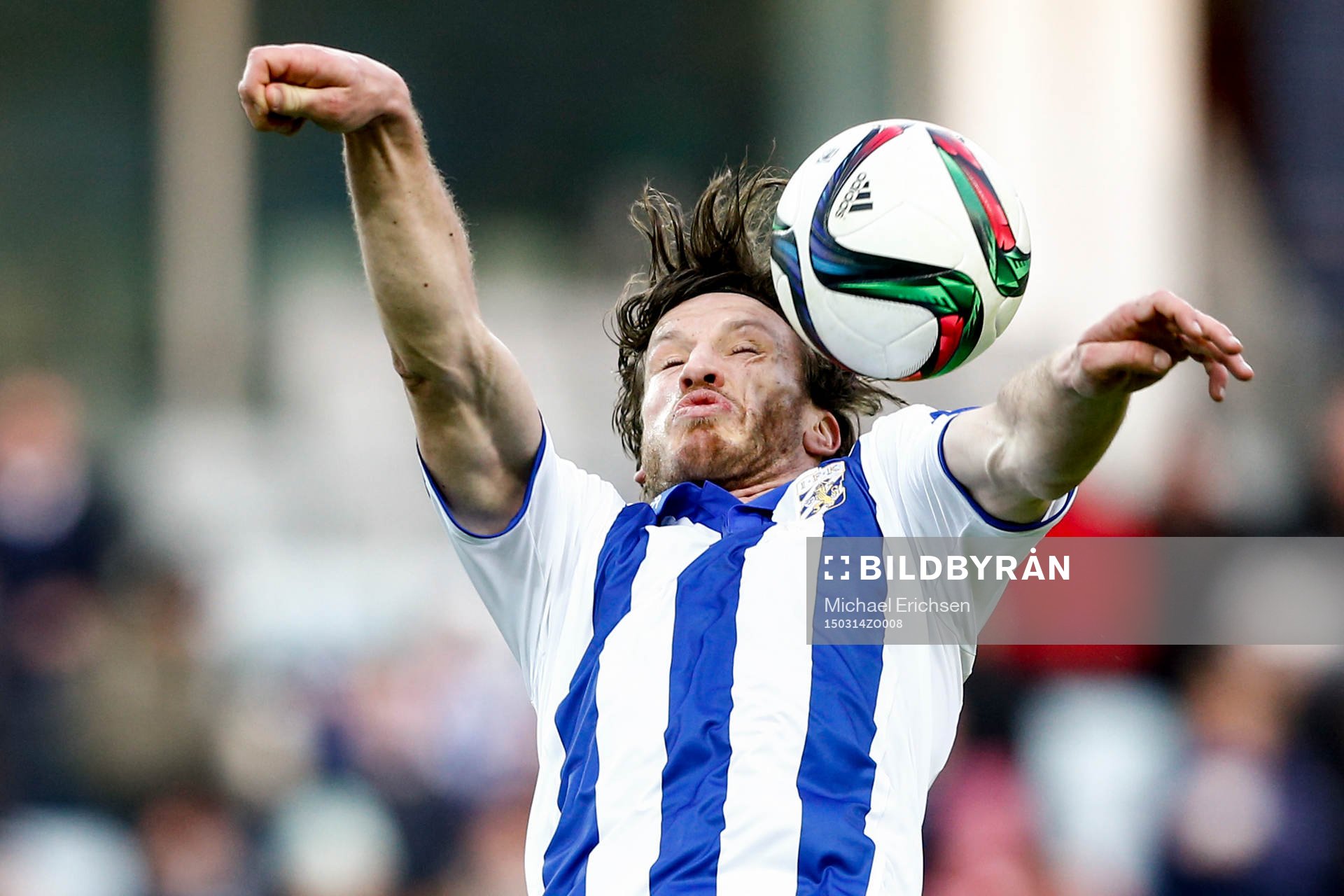 IFK Göteborgs Gustav Svensson plockar ner bollen