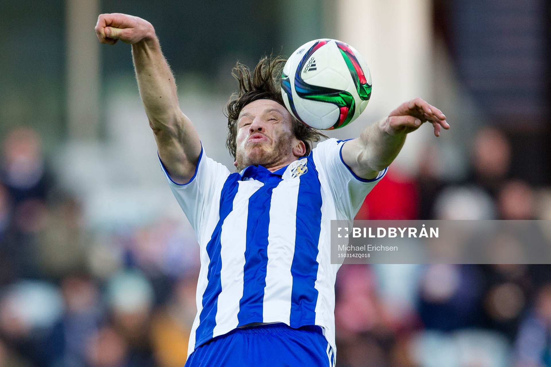 IFK Göteborgs Gustav Svensson tar ned bollen på bröstet