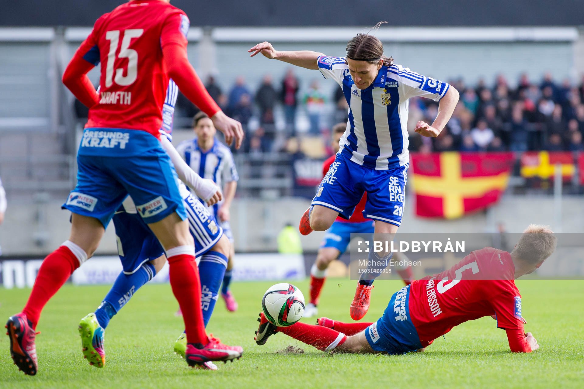 Helsingborgs Johan Mårtensson glidtacklar IFK Göteborgs