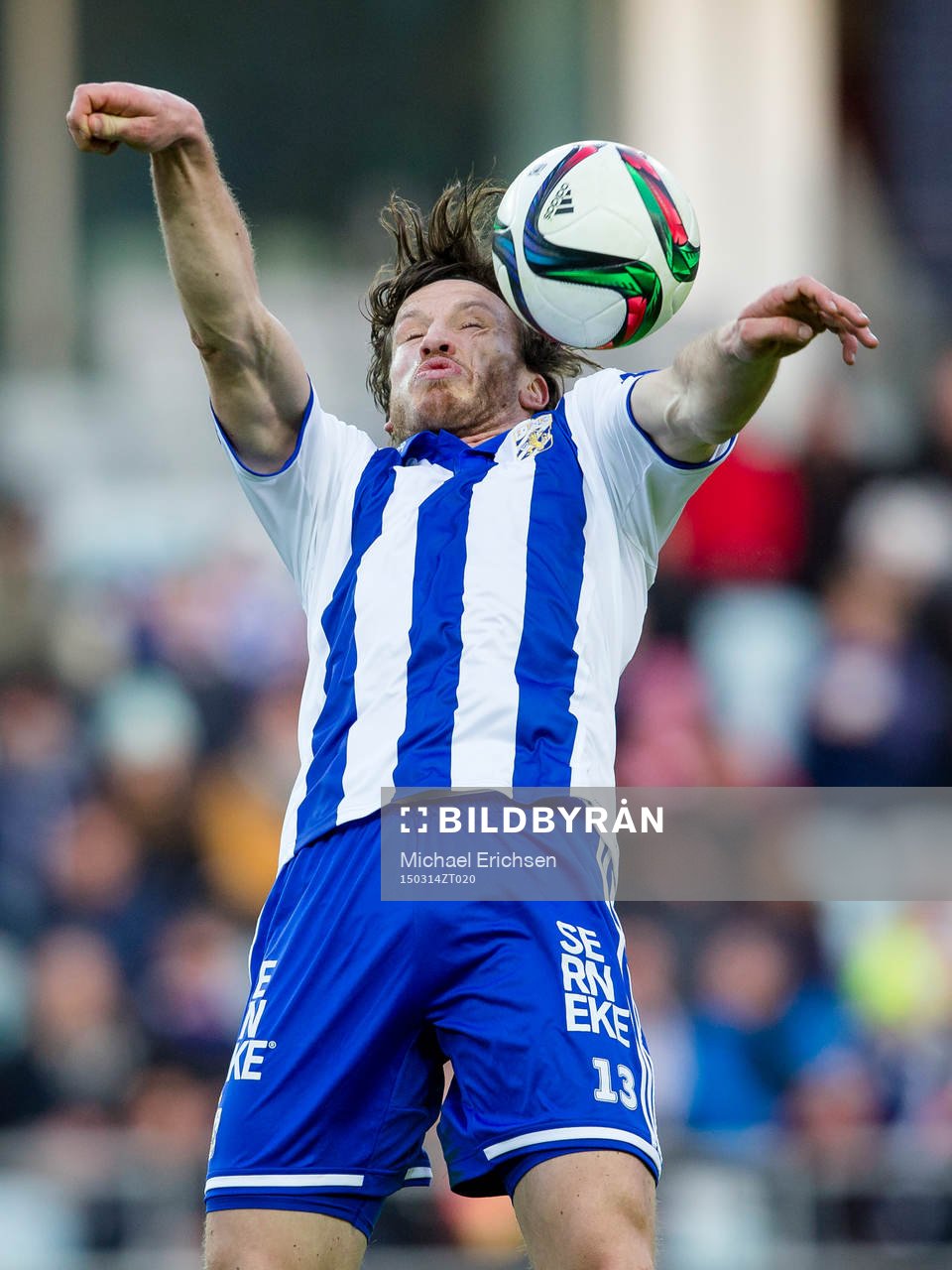 IFK Göteborgs Gustav Svensson tar ned bollen på bröstet