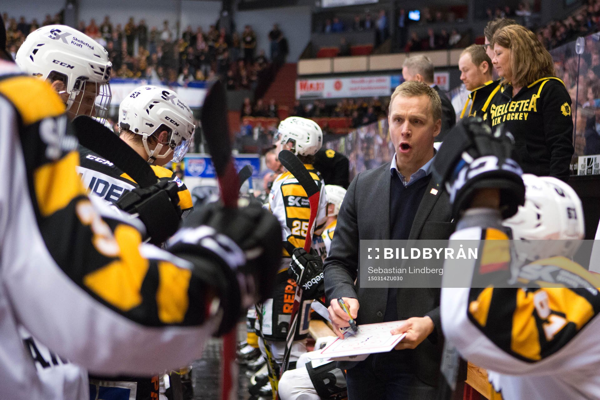 Skellefteås tränare Bert Robertsson coachar sitt lag i