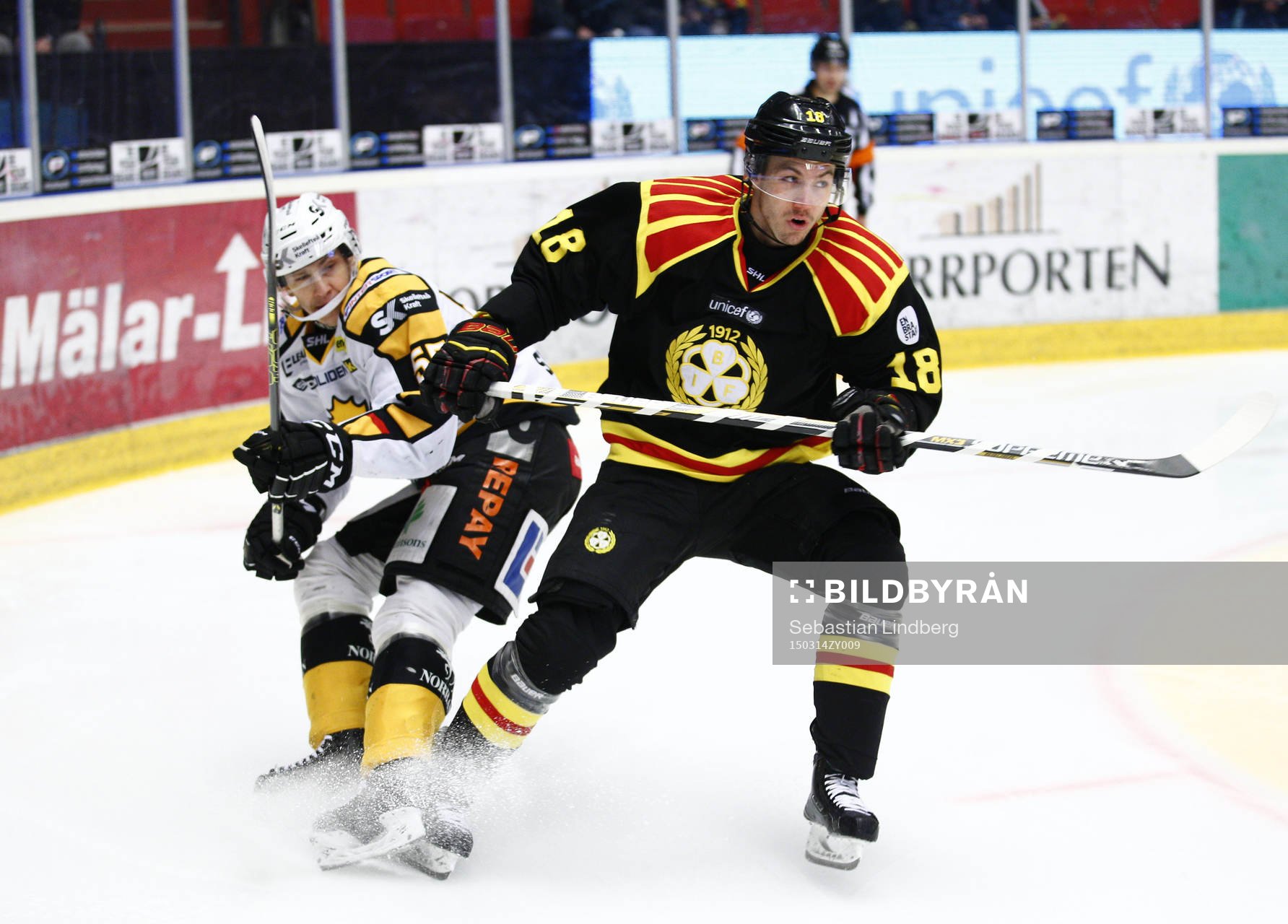 Skellefteå Martin Sevc och Brynäs Anton Rödin i kamp om