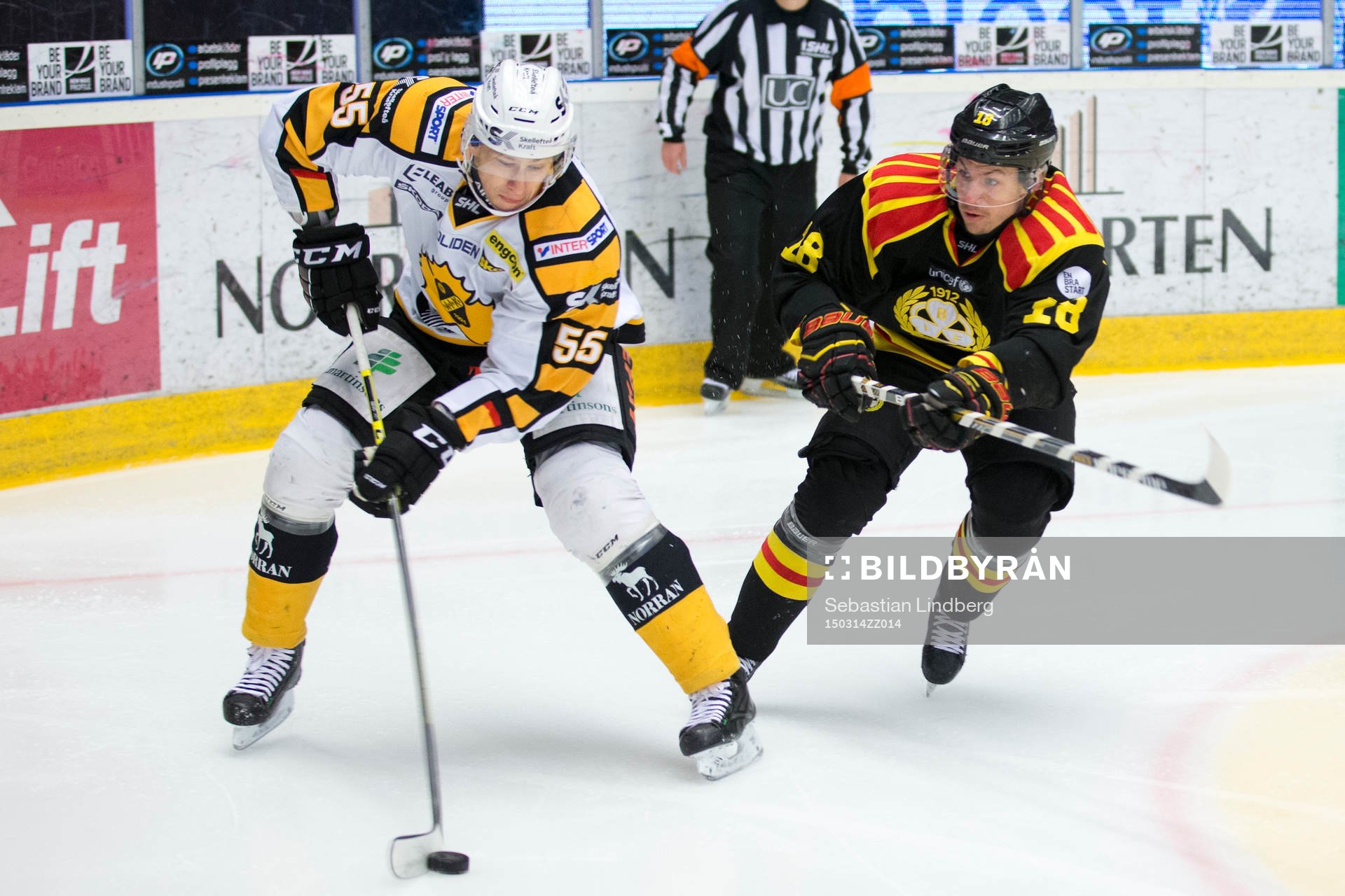 Skellefteå Martin Sevc och Brynäs Anton Rödin i kamp om