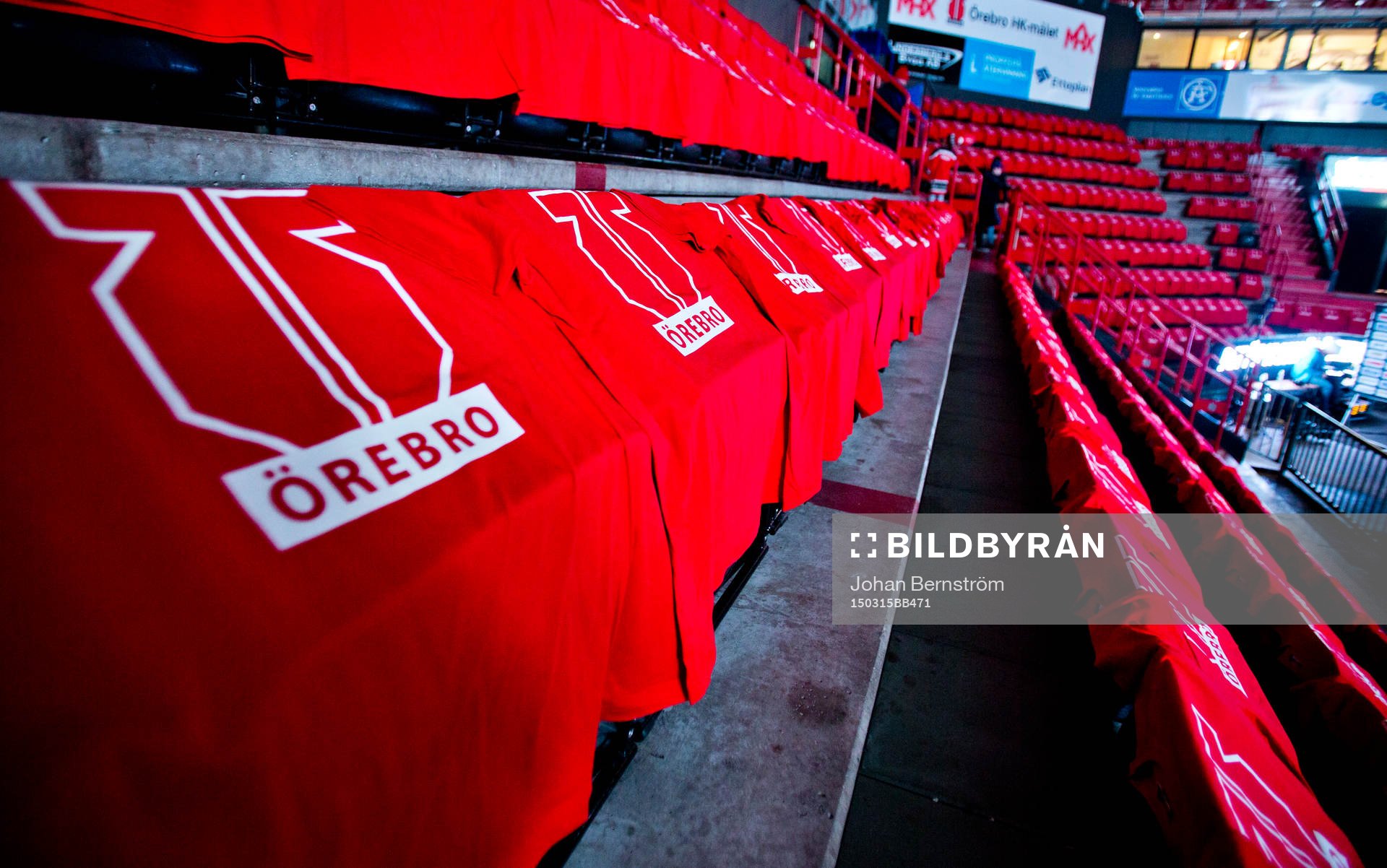 Samtliga sittplatser pryds av en röd Örebro t-shirt innan