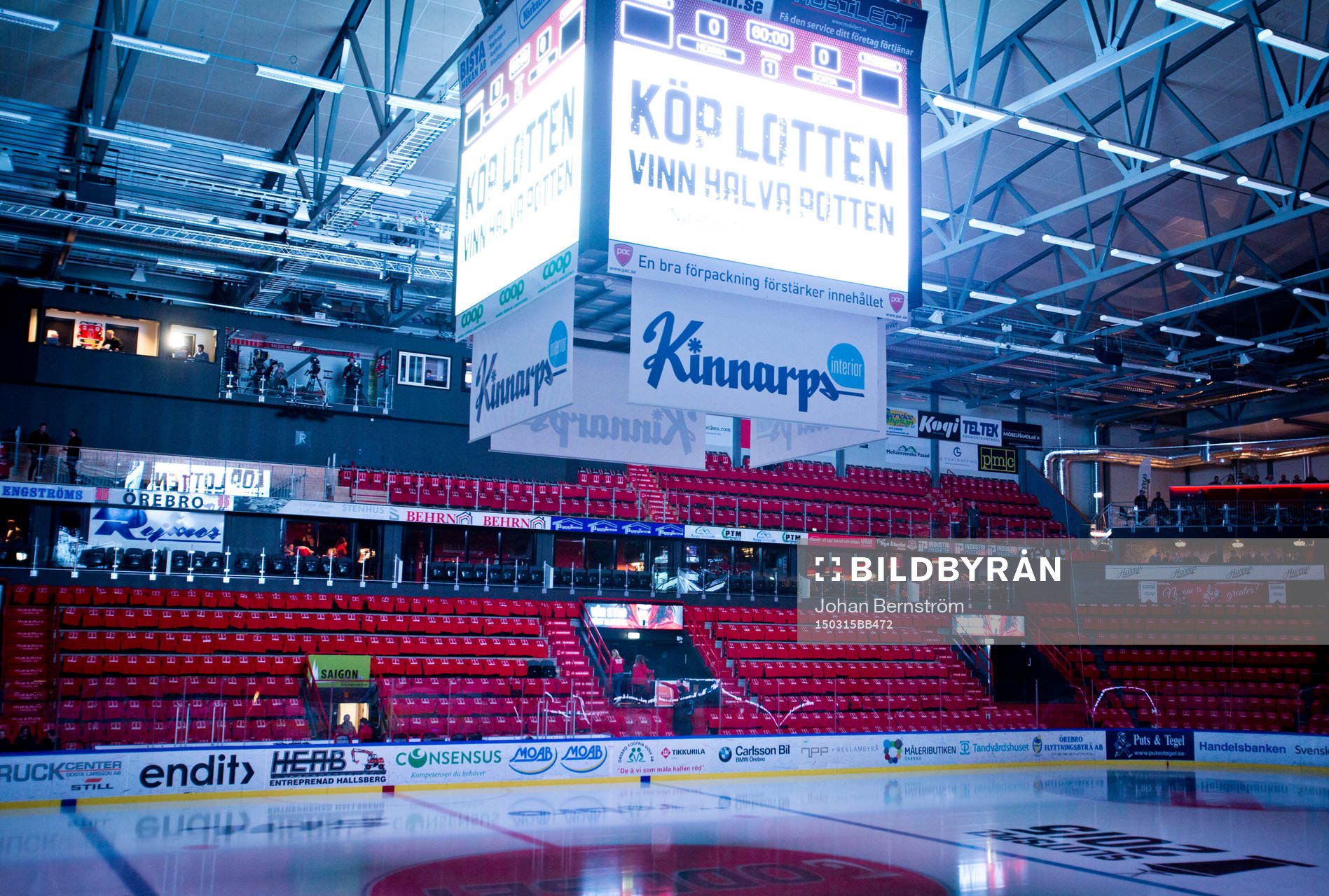 Samtliga sittplatser pryds av en röd Örebro t-shirts