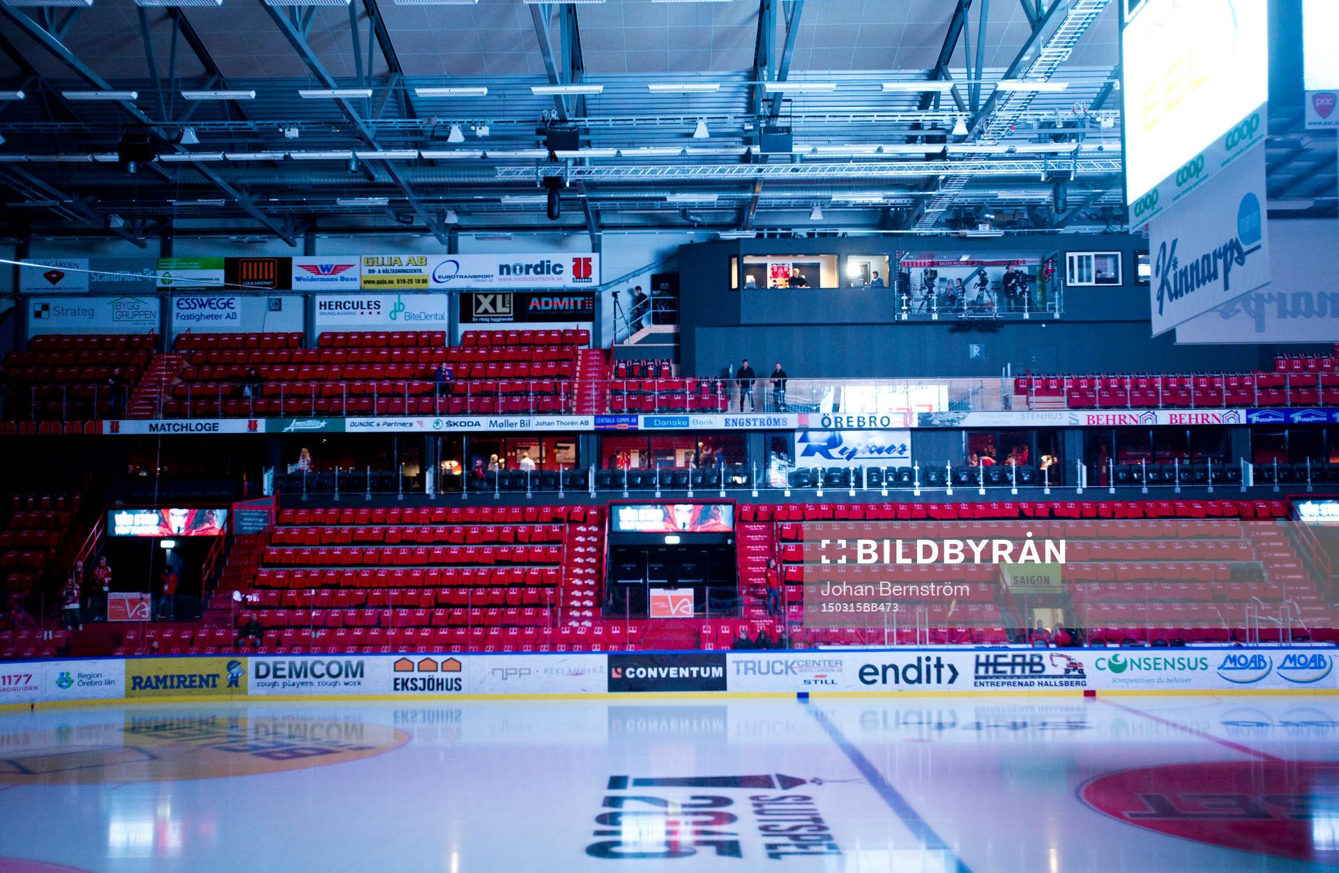 Samtliga sittplatser pryds av en röd Örebro t-shirts