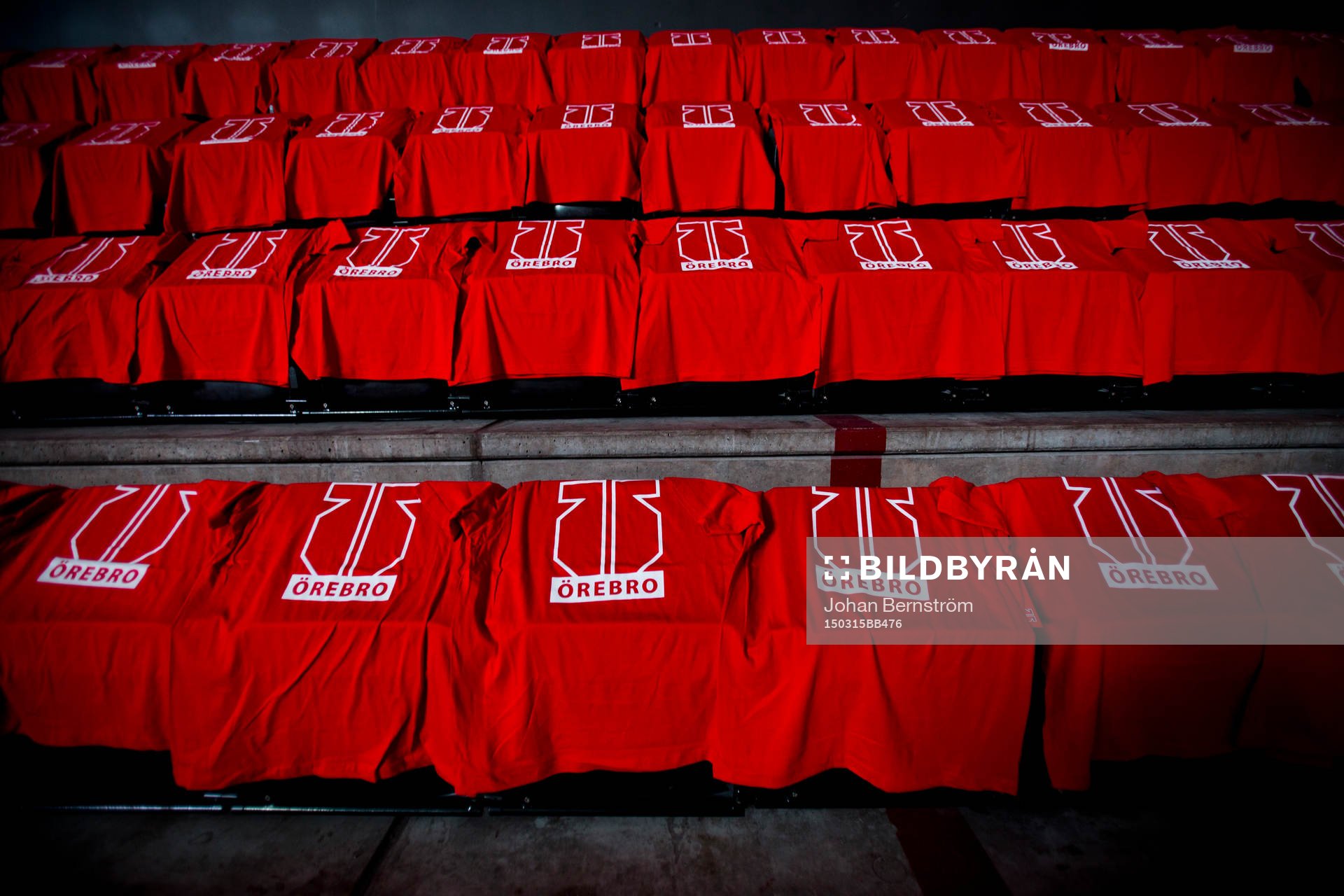 Samtliga sittplatser pryds av en röd Örebro t-shirt innan