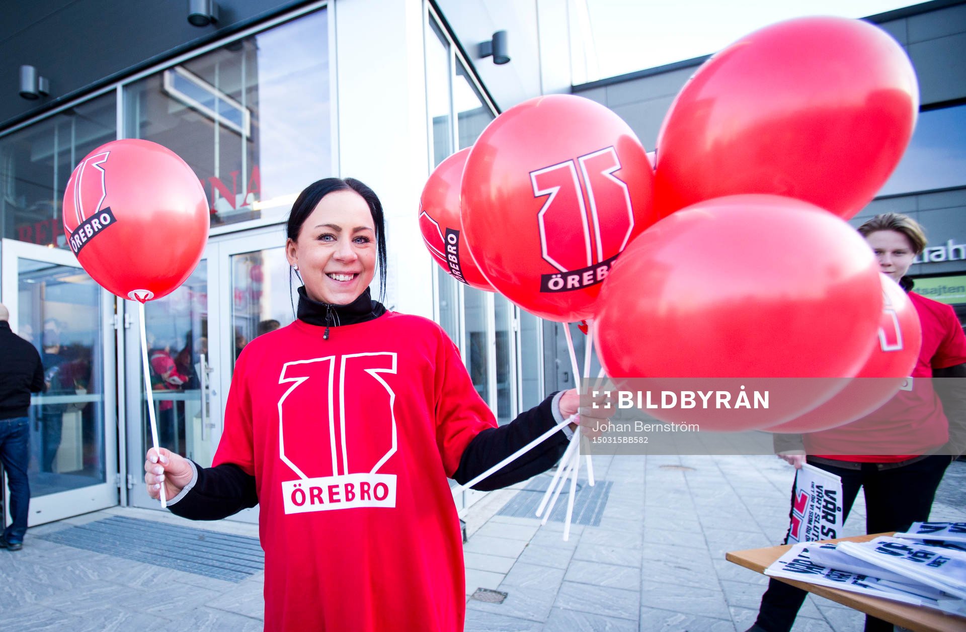 Örebrosupporter håller upp ballonger
