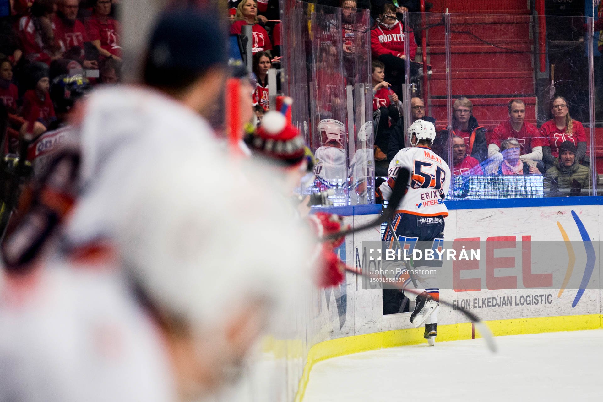 Växjös Sebastian Erixon lämnar isen skadad