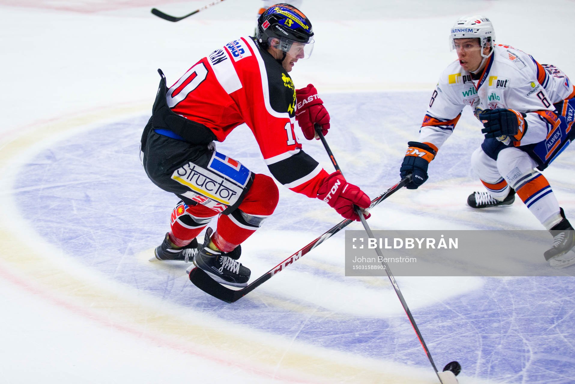 Örebros Derek Ryan och Växjös Ville Varakas