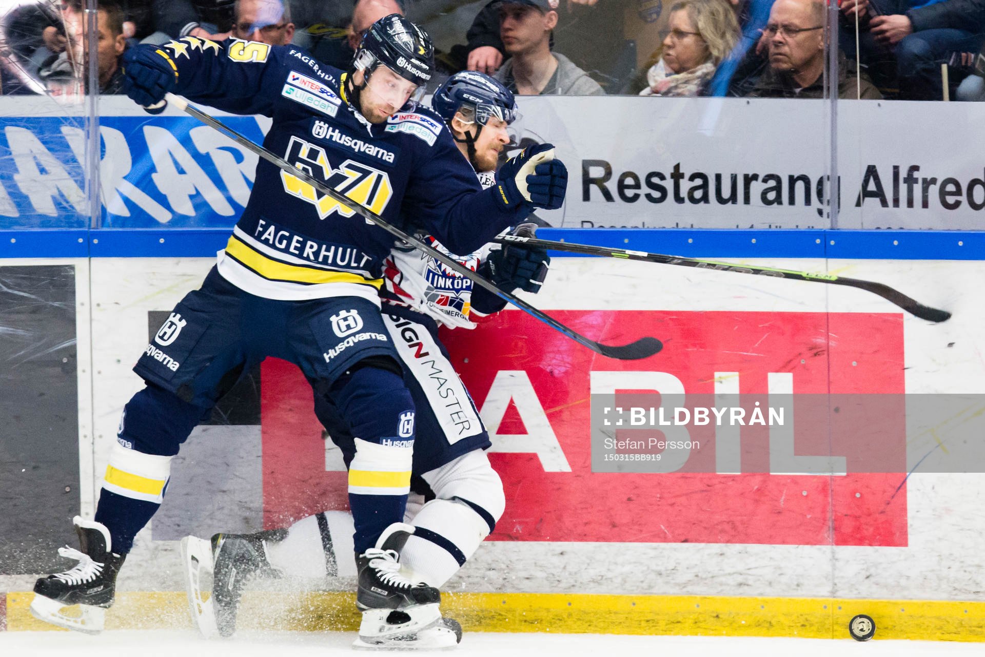 s Mattias Karlsson tacklar Linköpings Johannes Salmonsson