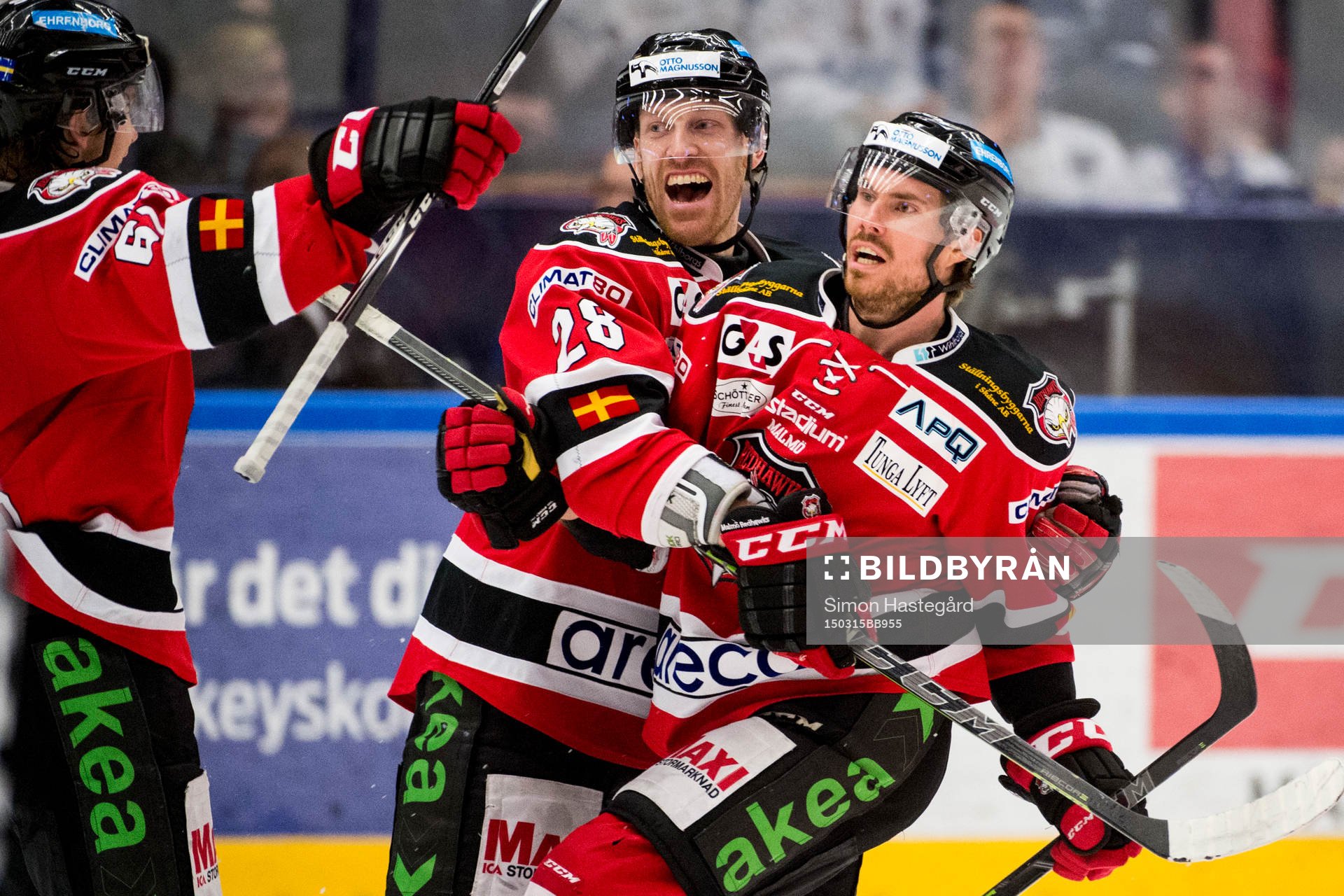 Malmö Redhawks Jens Olsson (m) kramar om Mattias Persson