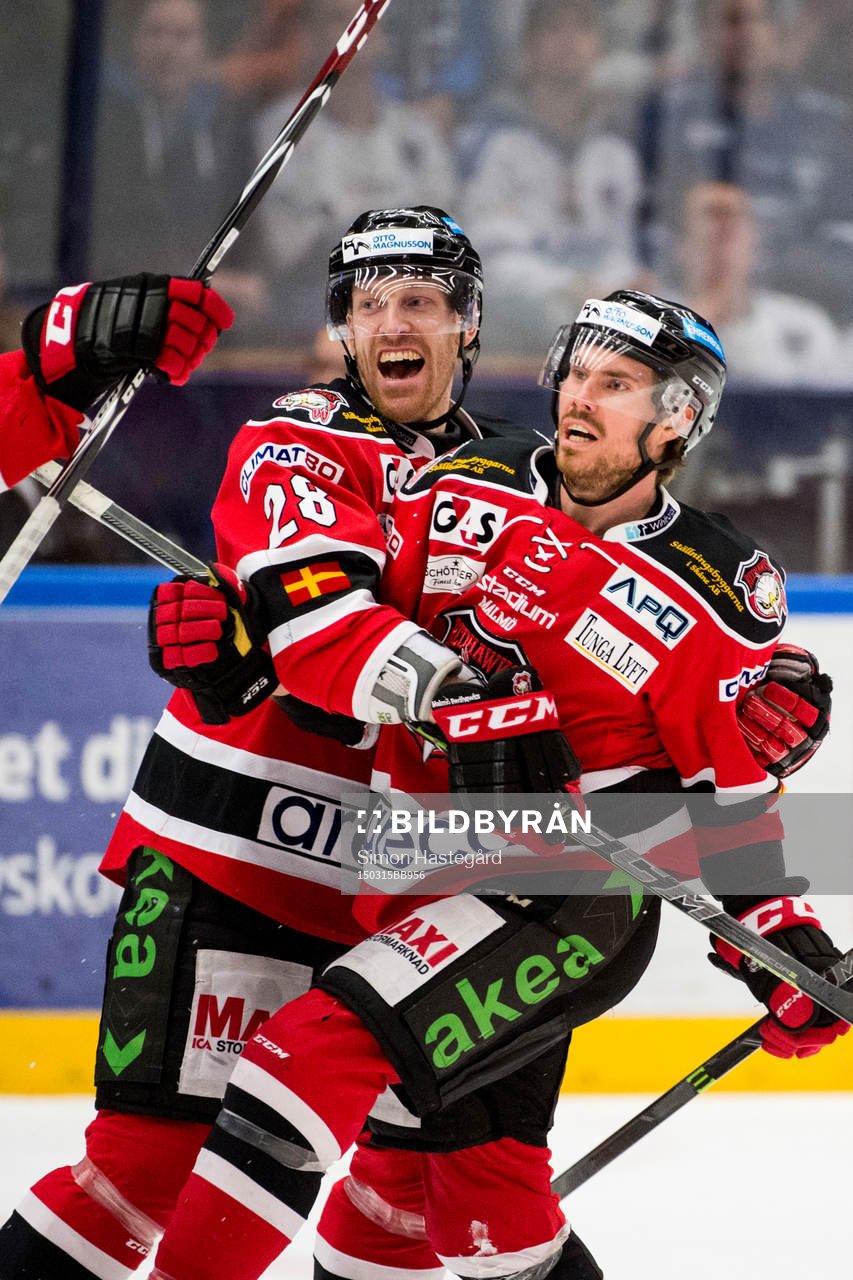 Malmö Redhawks Jens Olsson (m) kramar om Mattias Persson