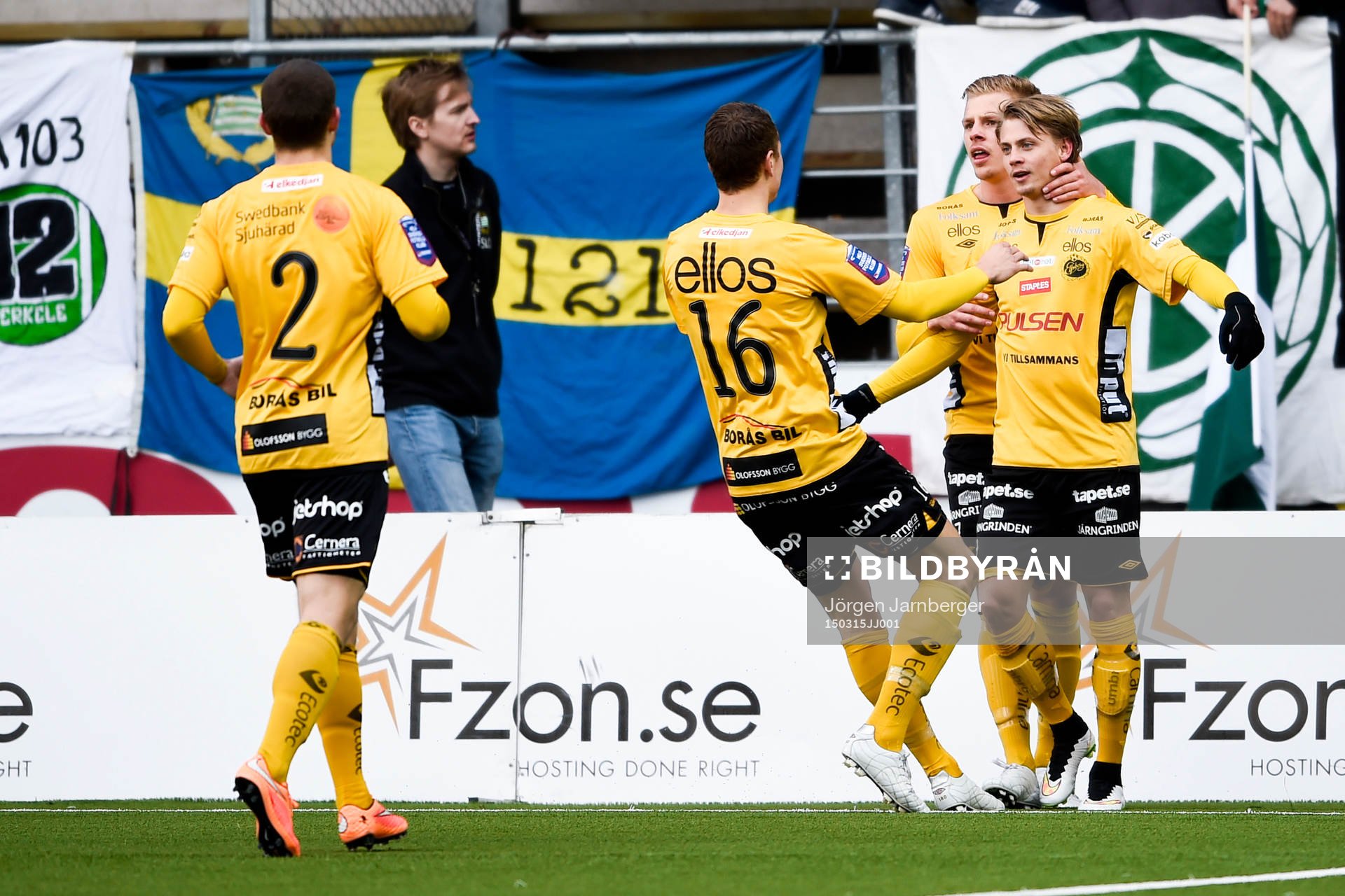 Elfsborgs Simon Hedlund kramas om av Per Frick och jublar