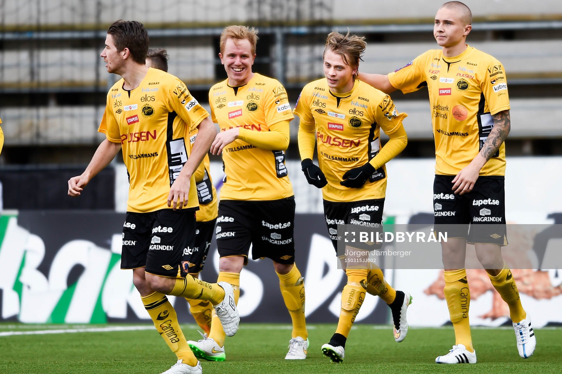 Elfsborgs Simon Hedlund (m) jublar ihop med sina lagkamrater