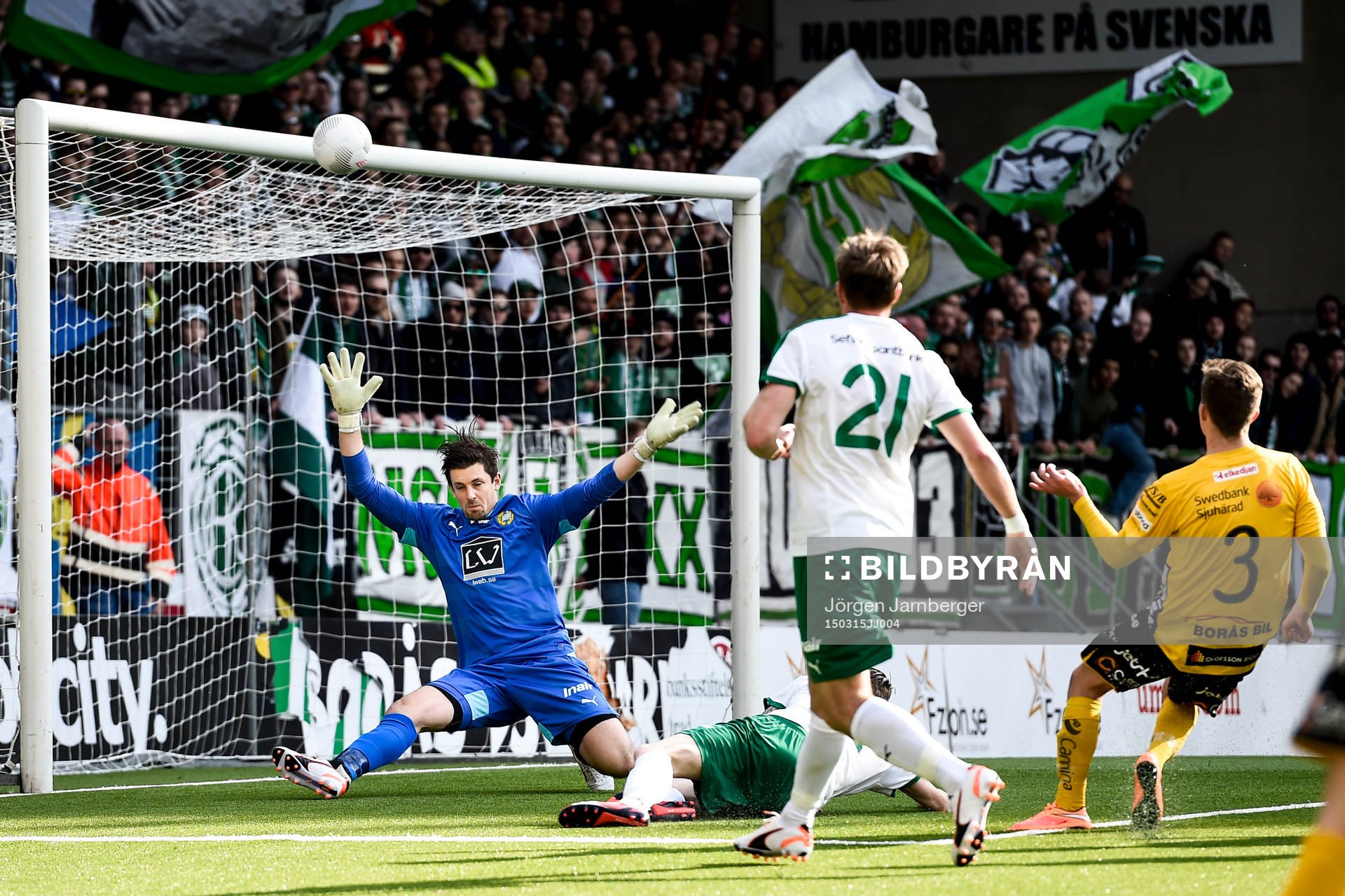 Elfsborgs Adam Lundqvist (th) med ett skott som går strax över ribban under fotbollsmatchen i Svenska cupen mellan Elfsborg och Hammarby den 15 mars 2015 i Borås.