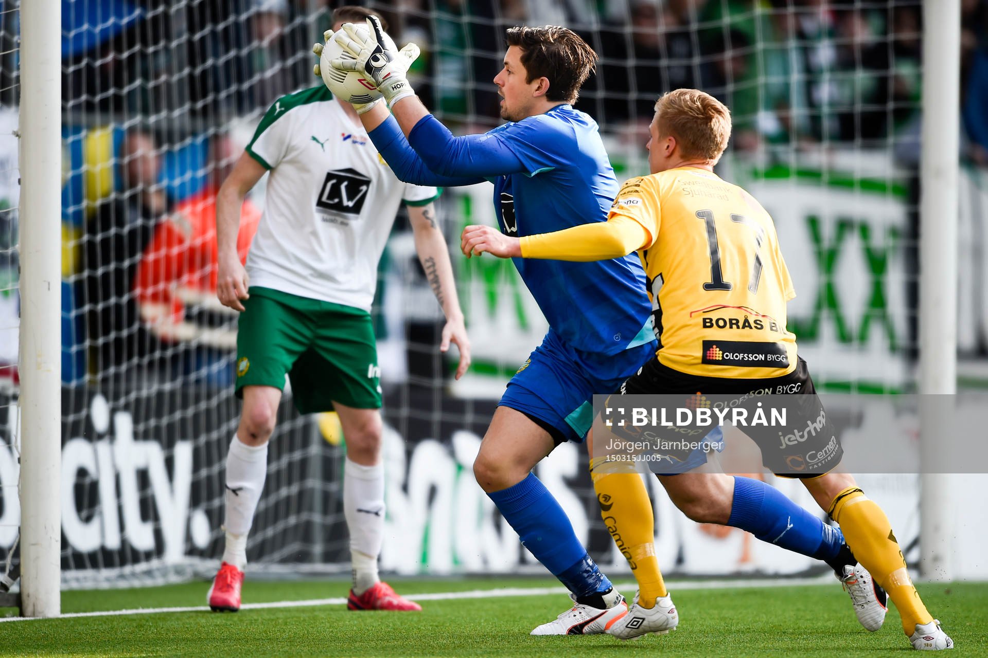Hammarbys målvakt Johannes Hopf räddar en målchans från
