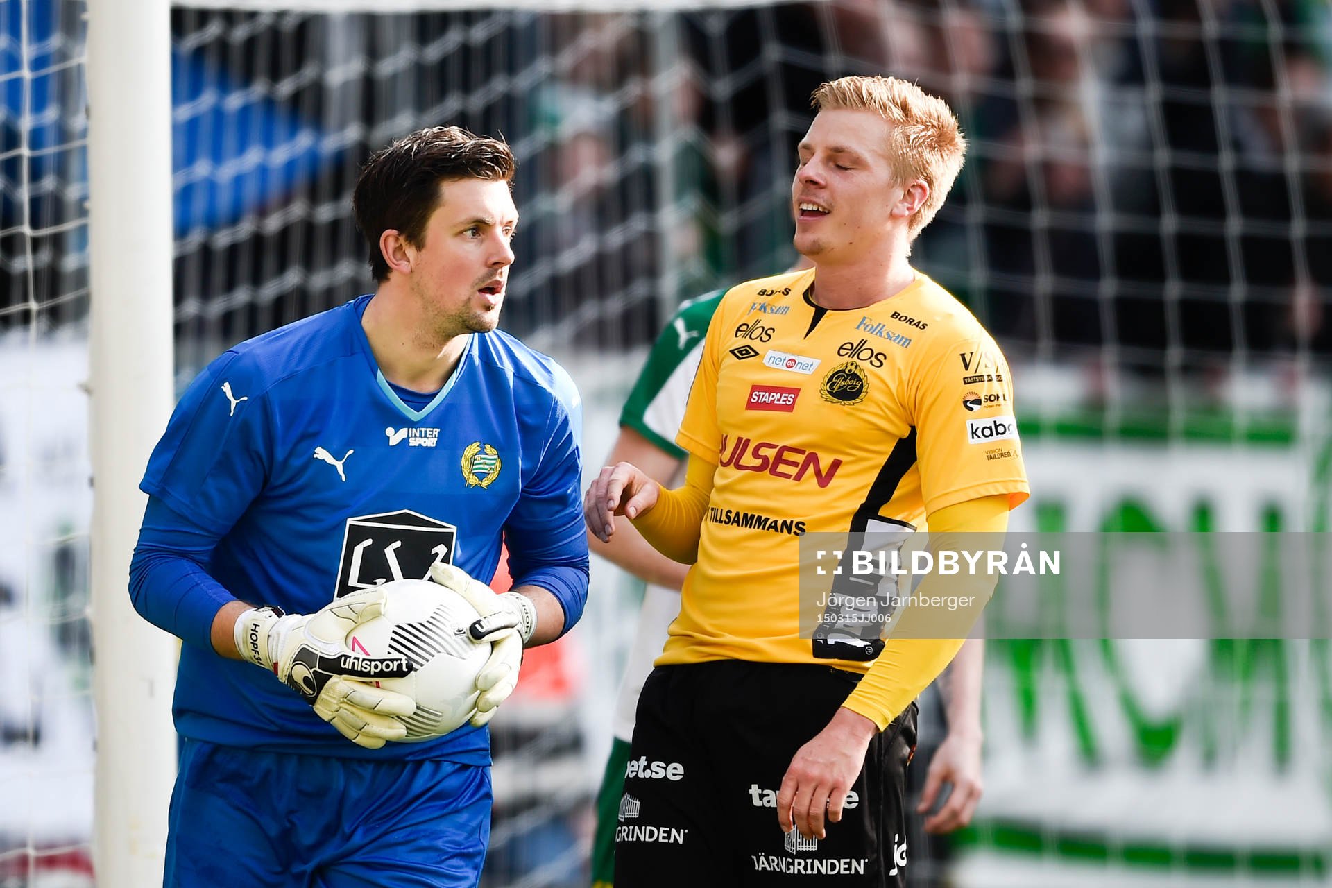 Hammarbys målvakt Johannes Hopf räddar en målchans från